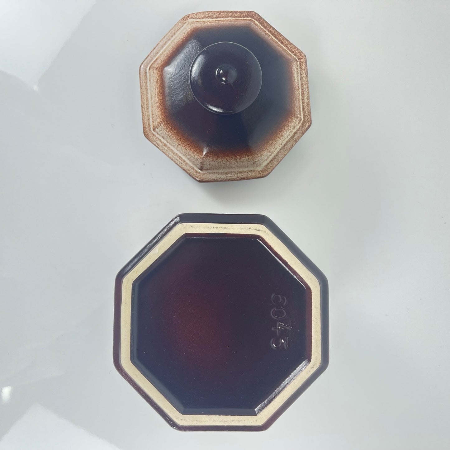 Boite en céramique brune octogonale, milieu XXe