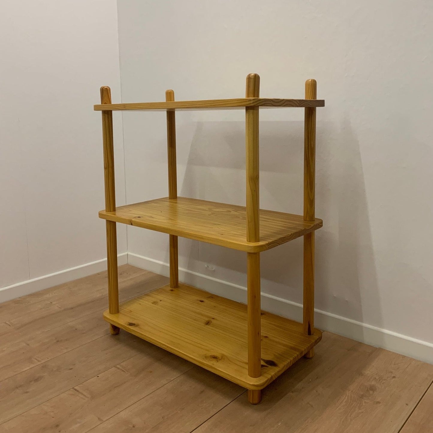 Etagère en pin dans le style de Willem Lutjens