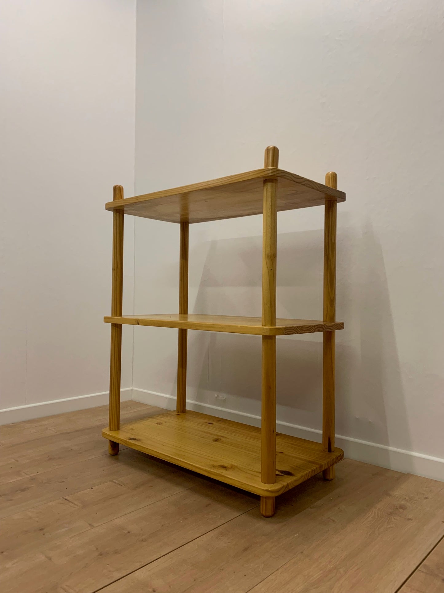 Etagère en pin dans le style de Willem Lutjens