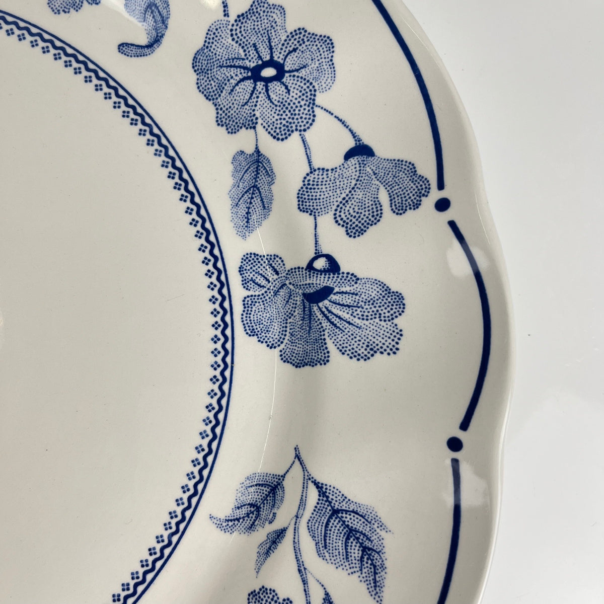 Plat rond Nuova Fontebasso, motif fleur bleu et bord festonné, Italie, XX eme.