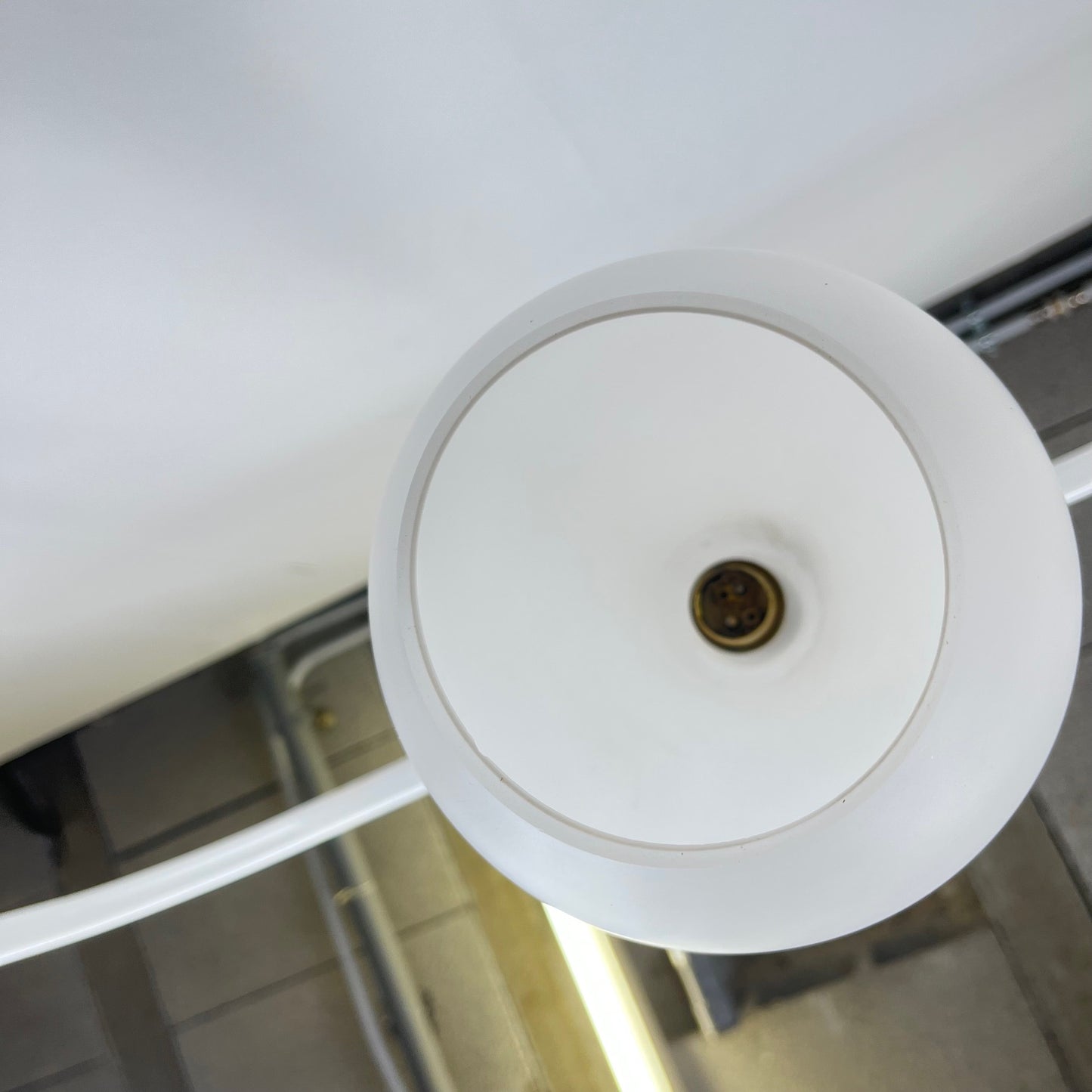 Suspension scandinave opaline et teck, midcentury modern