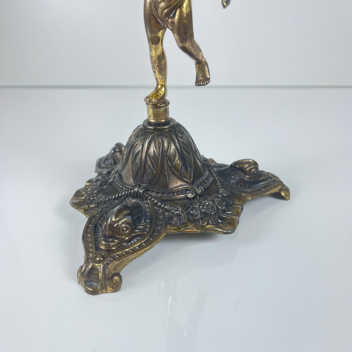 Candélabre ancien à 3 bras en laiton moulé, Angelot, fin XIXe-Début XXe