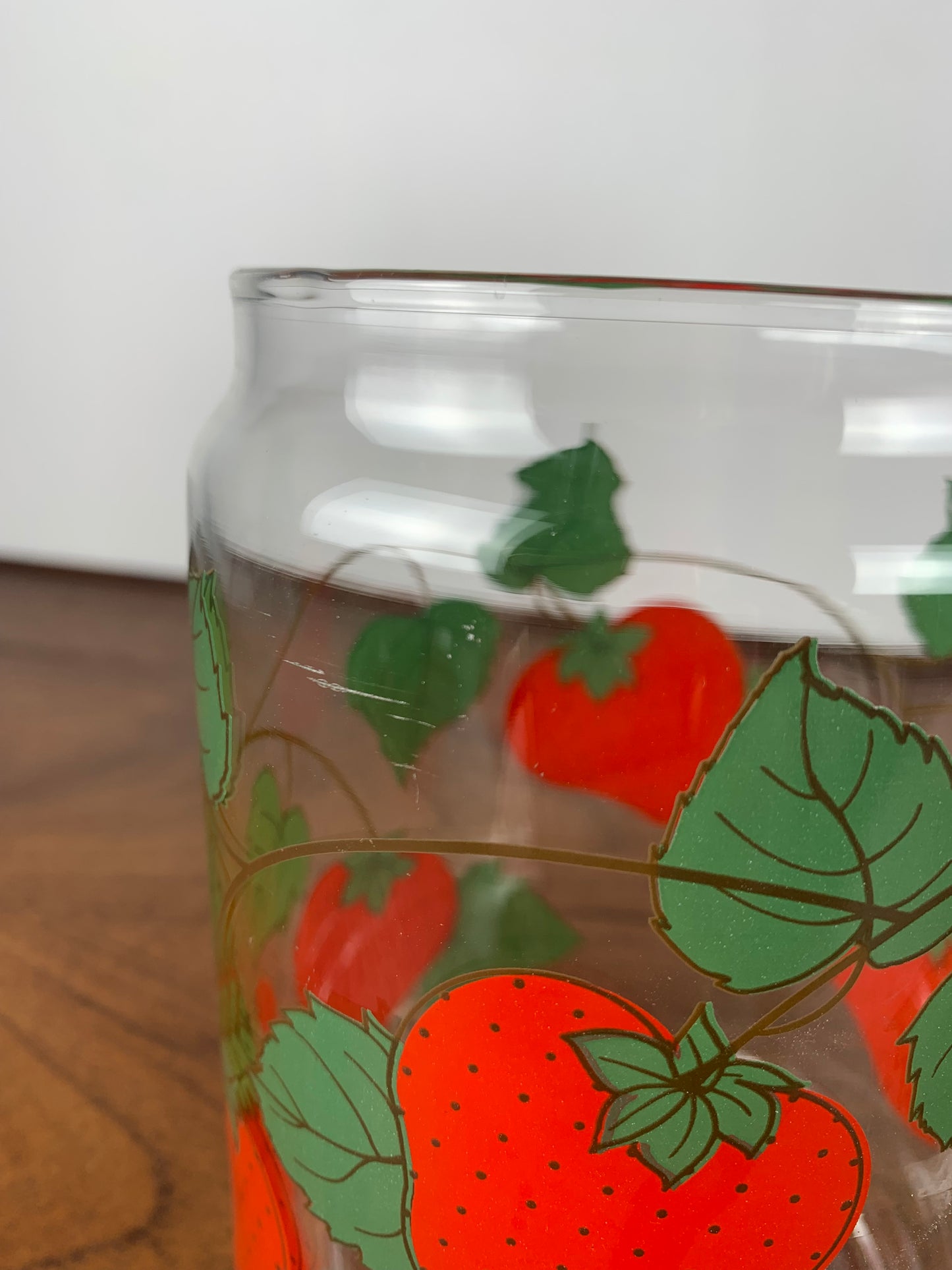 Grand bocal en verre motif fraise