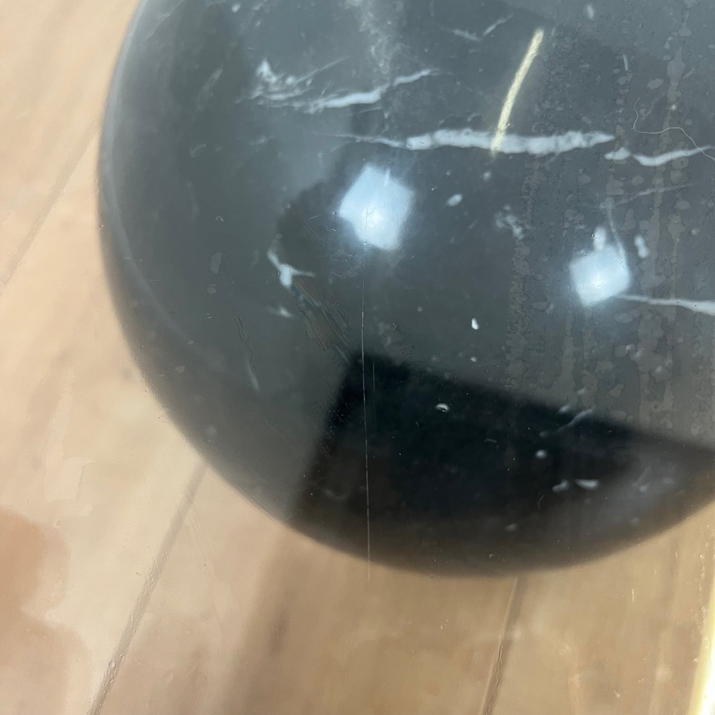 Table basse en verre cintré et sphere en marbre noir , Giorgio Cattelan pour Cattelan, 1980