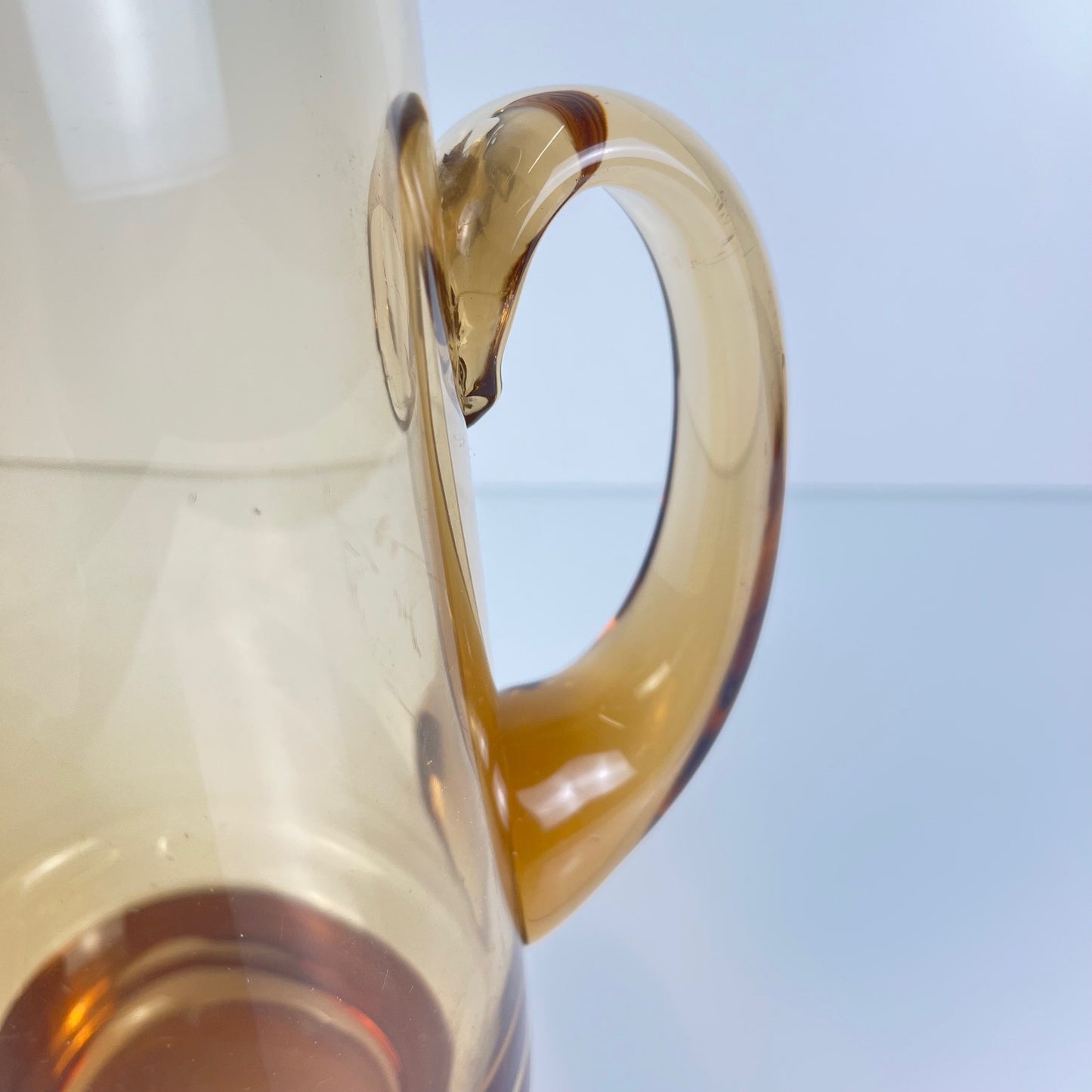 Cruche / pichet en verre soufflé ambre