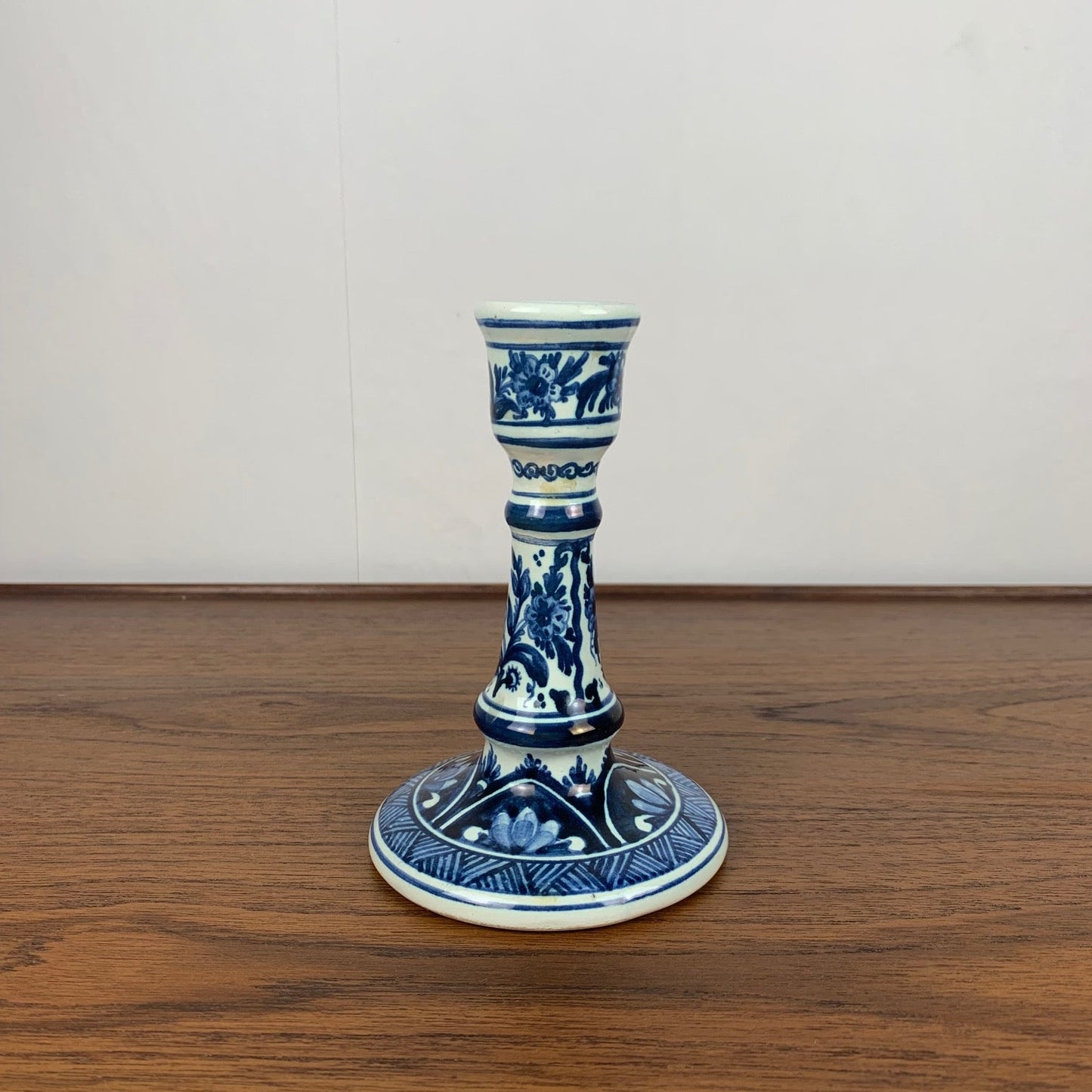 Bougeoir motif floraux bleu & blanc par OUD, Delft, 1930/60