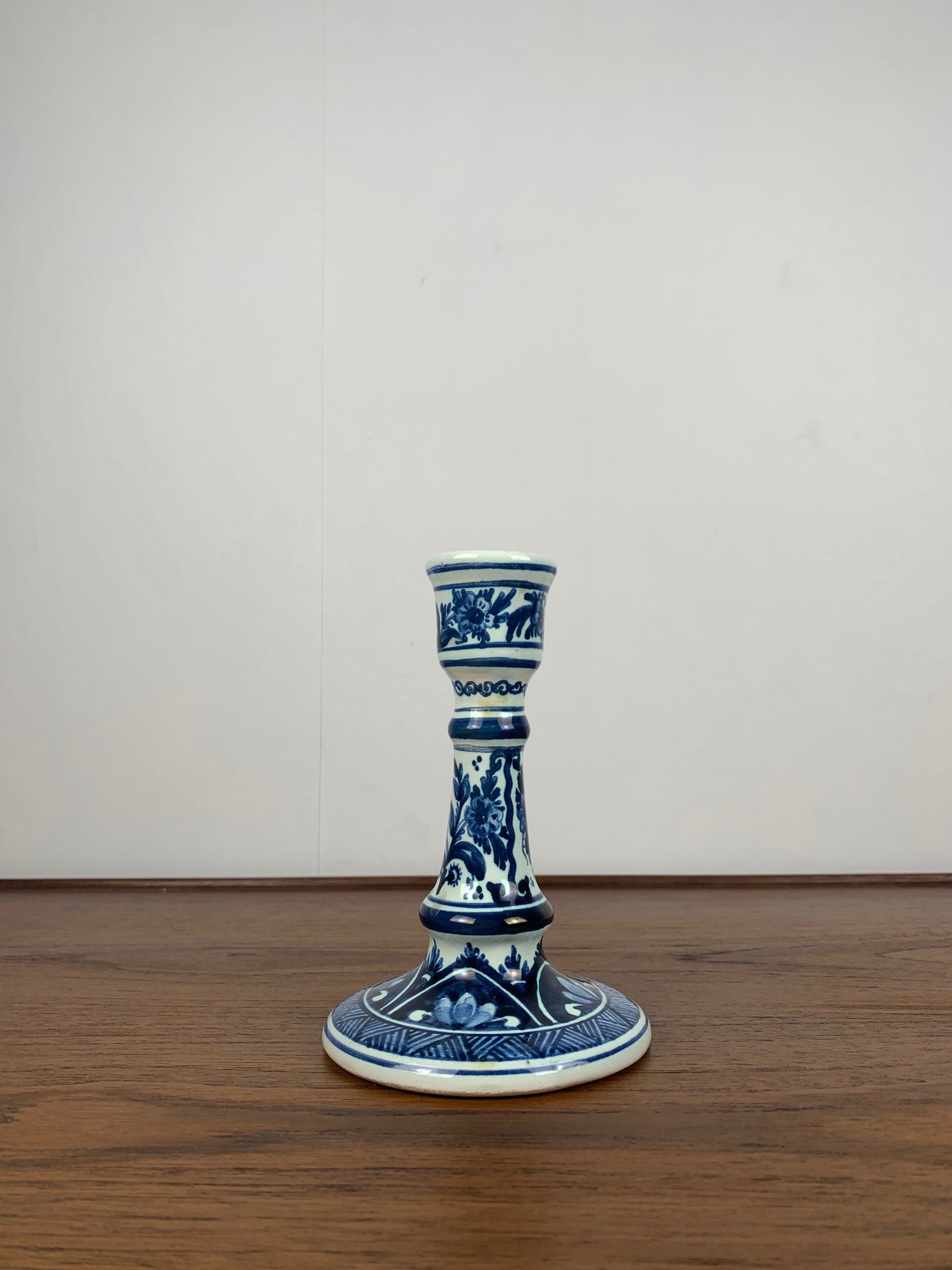 Bougeoir motif floraux bleu & blanc par OUD, Delft, 1930/60