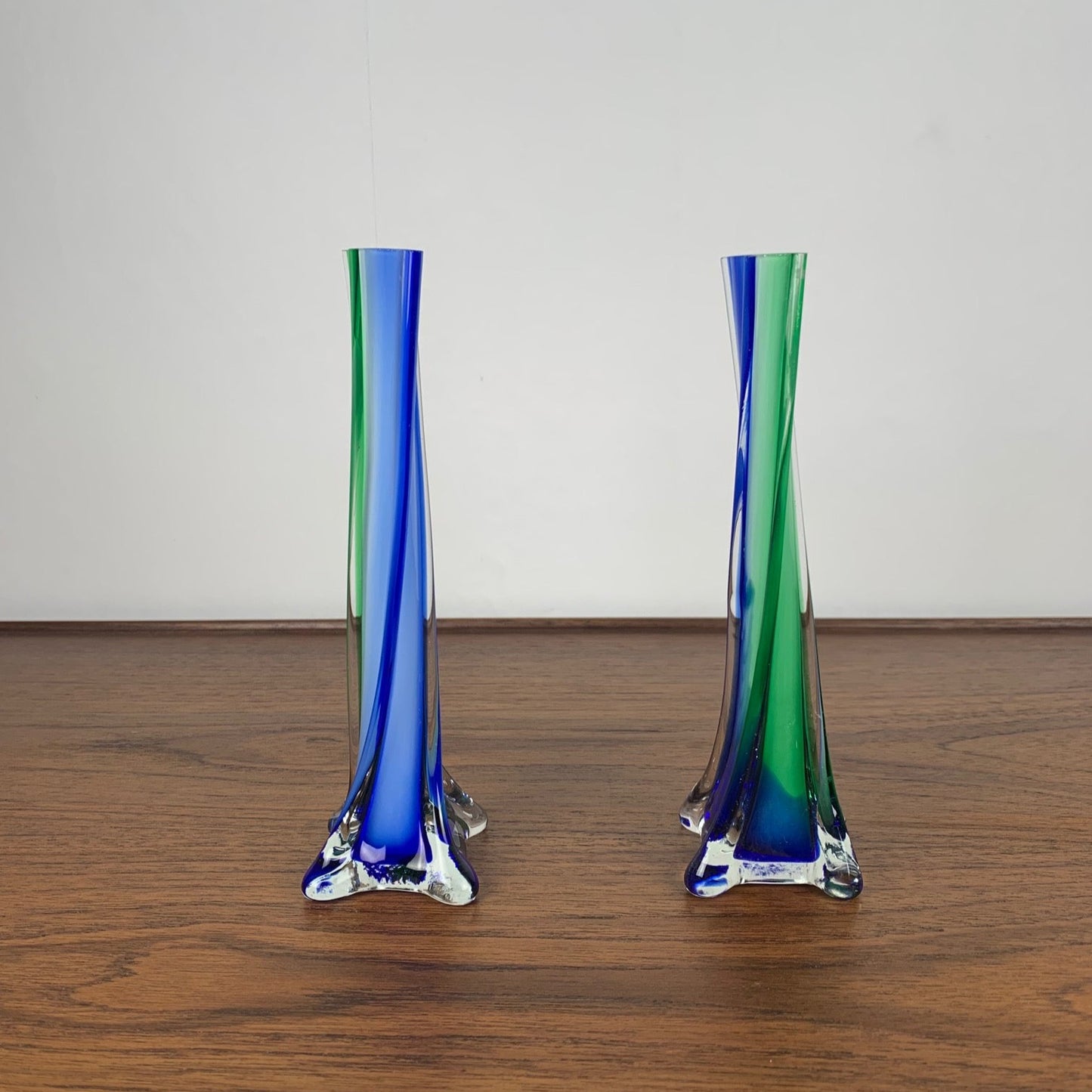 Duo de soliflore en verre soufflé , style Murano , vert & bleu
