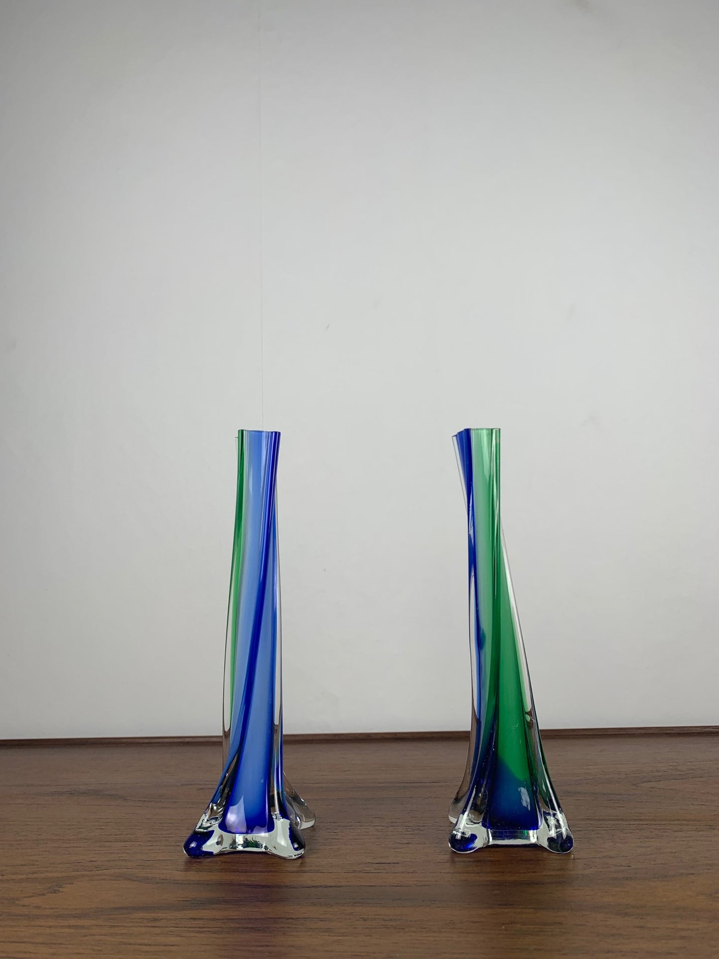 Duo de soliflore en verre soufflé , style Murano , vert & bleu