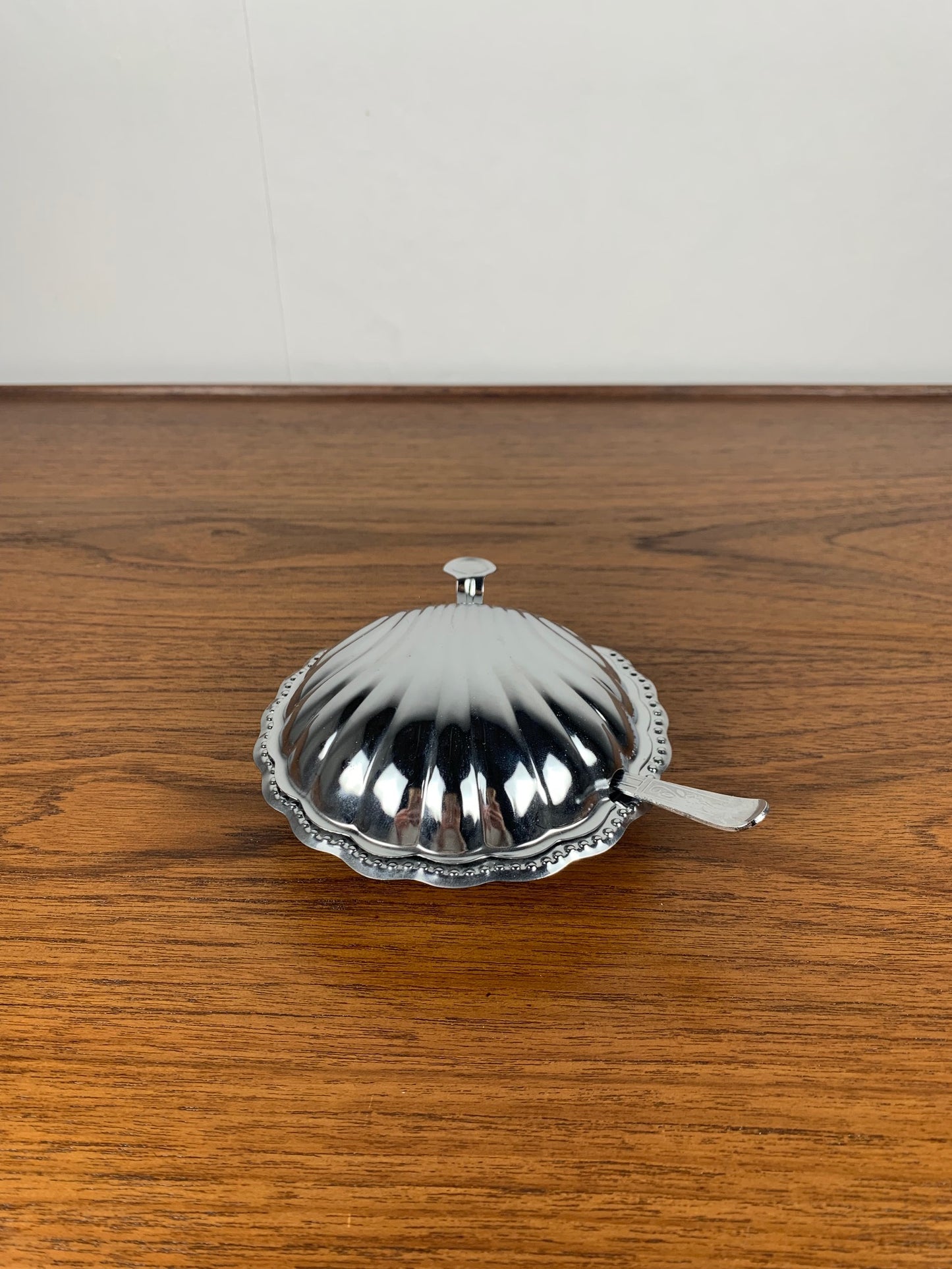 Beurrier coquillage avec couteau vintage, métal argenté et insert blanc