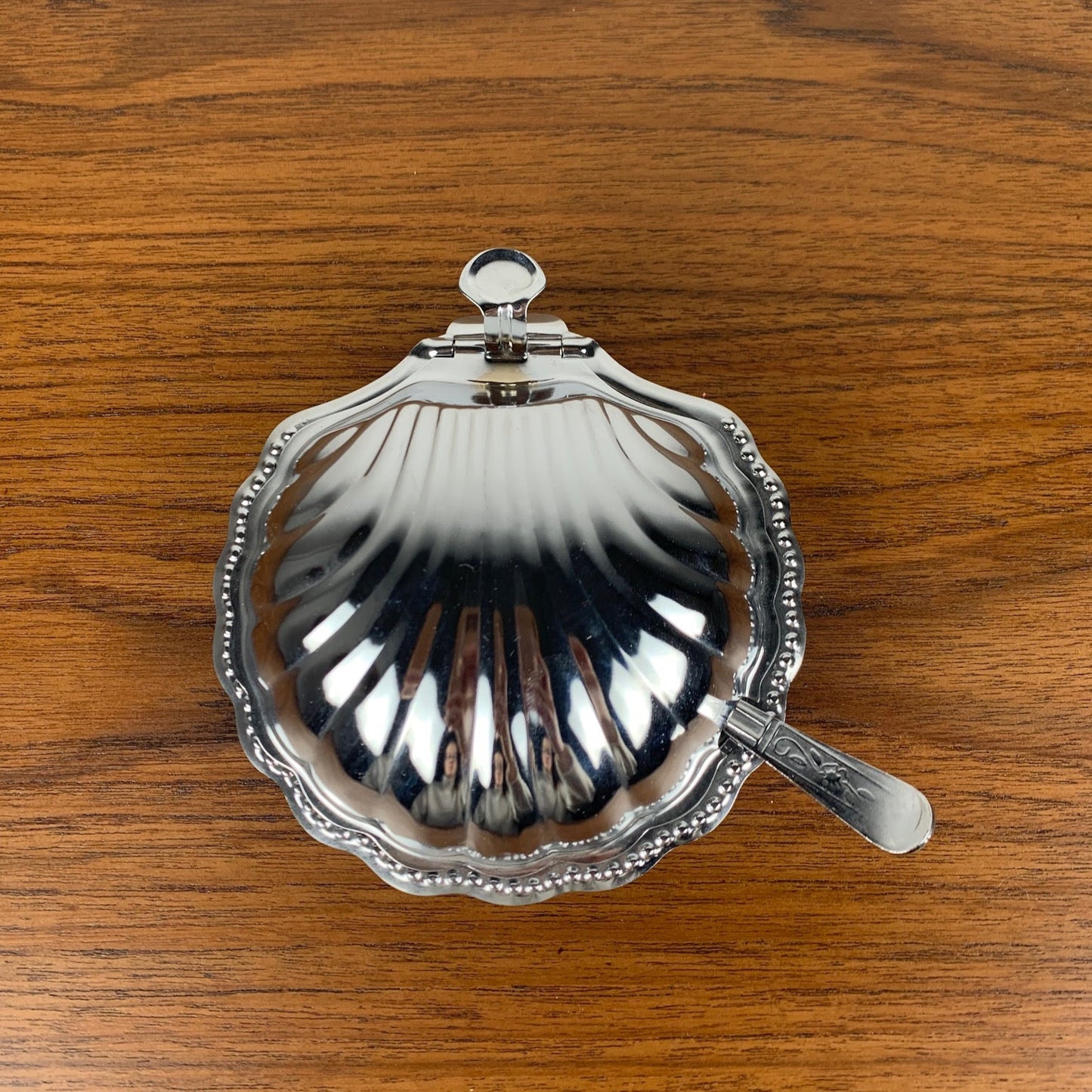 Beurrier coquillage avec couteau vintage, métal argenté et insert blanc