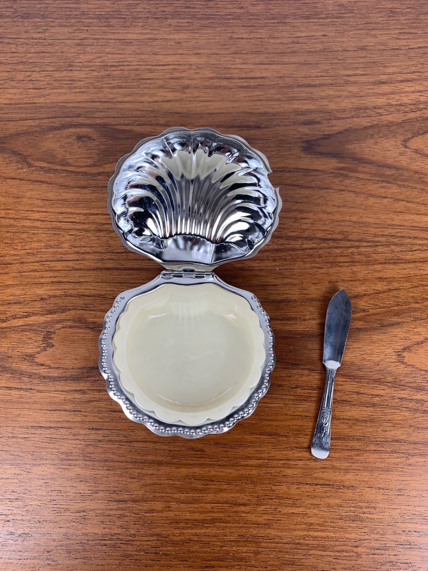 Beurrier coquillage avec couteau vintage, métal argenté et insert blanc