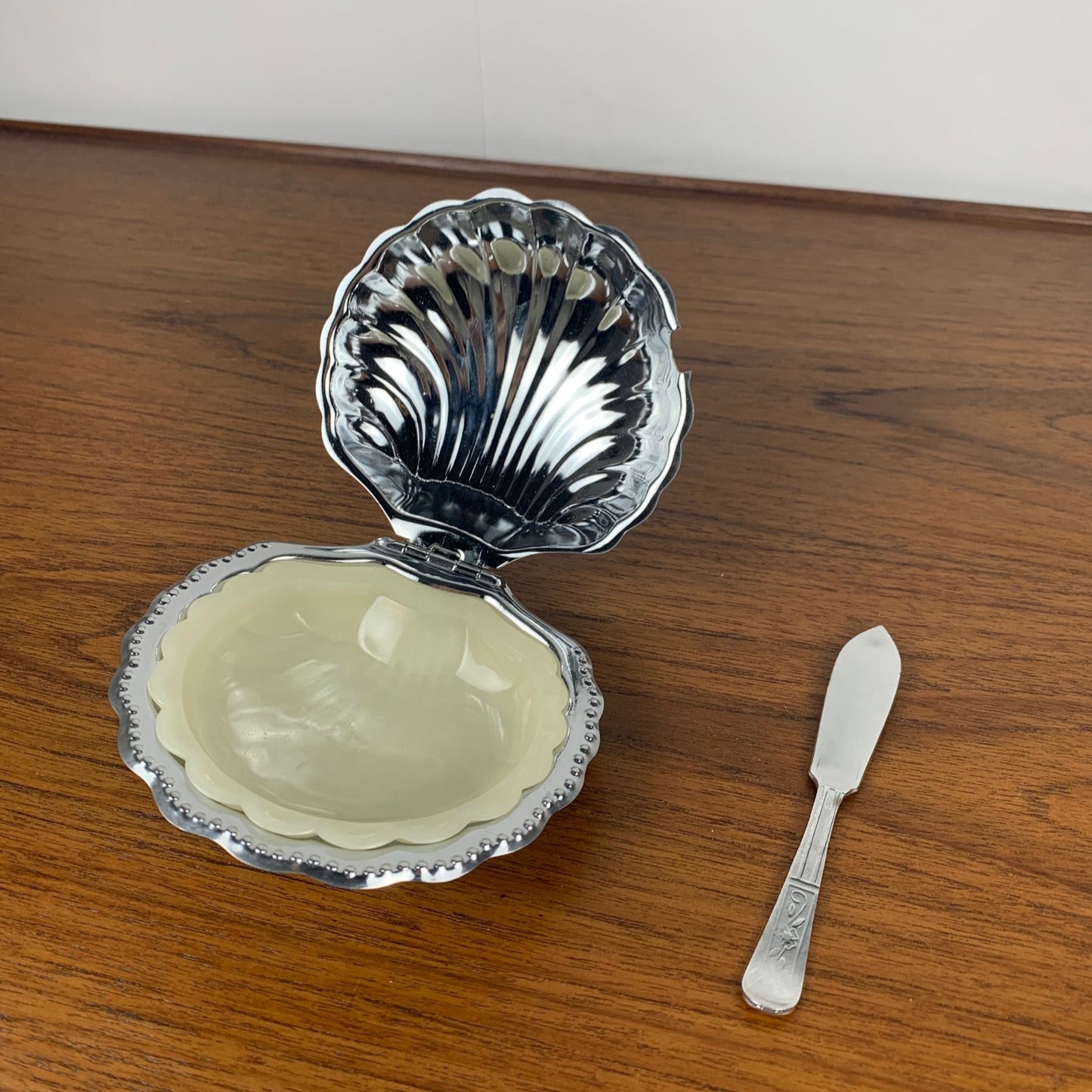 Beurrier coquillage avec couteau vintage, métal argenté et insert blanc