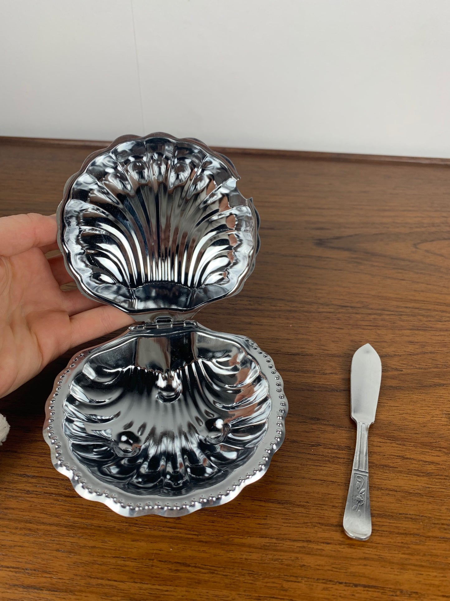 Beurrier coquillage avec couteau vintage, métal argenté et insert blanc