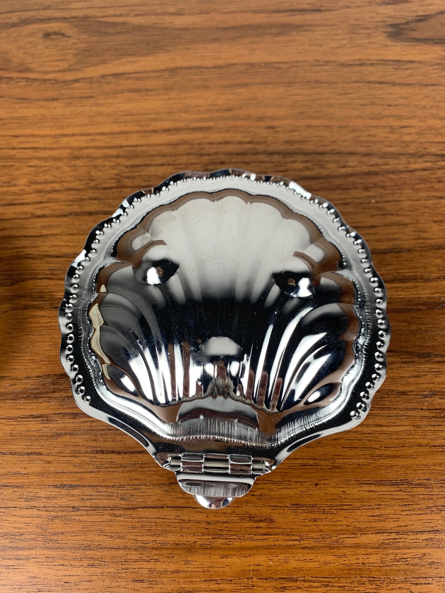 Beurrier coquillage avec couteau vintage, métal argenté et insert blanc