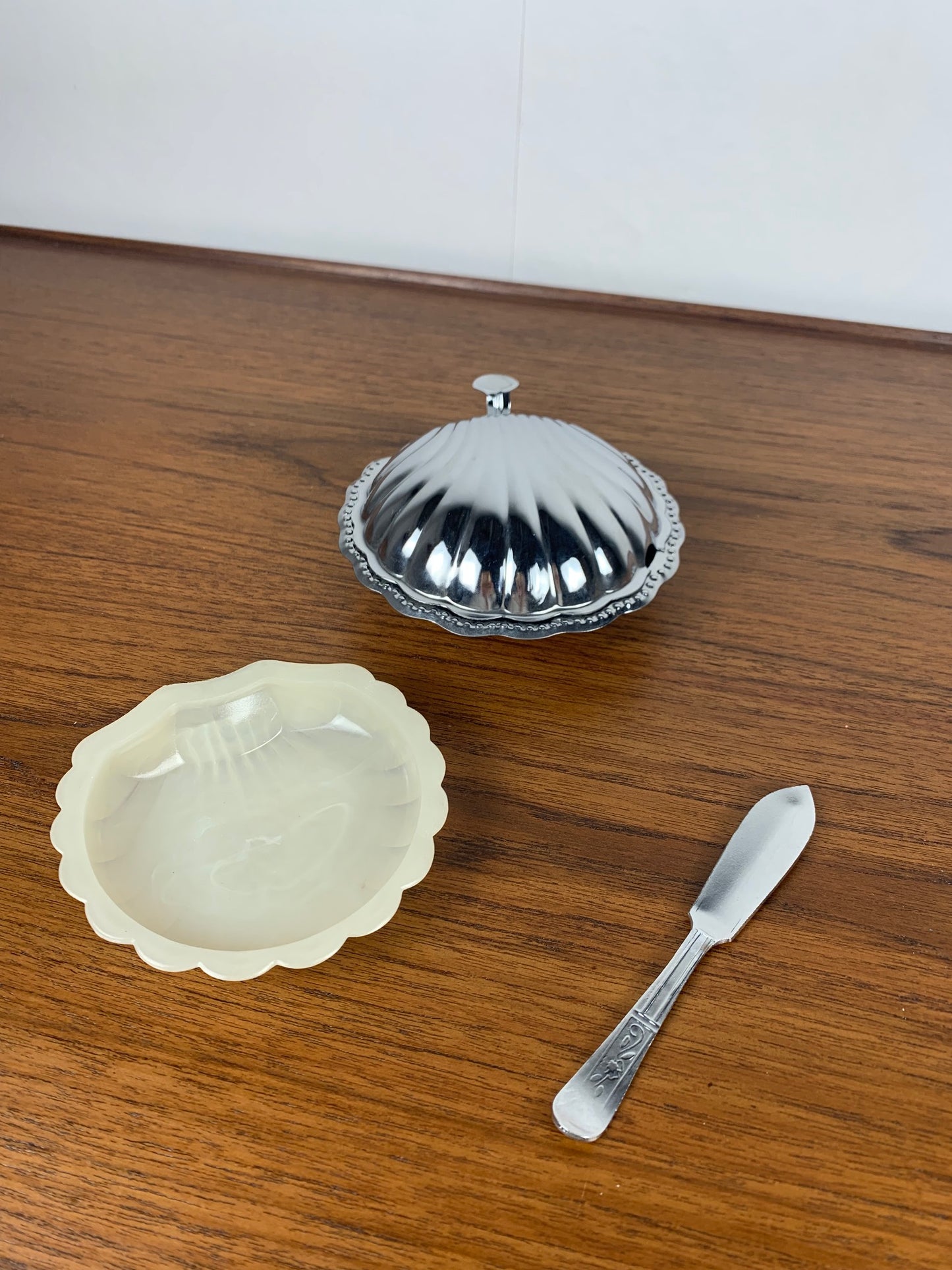 Beurrier coquillage avec couteau vintage, métal argenté et insert blanc