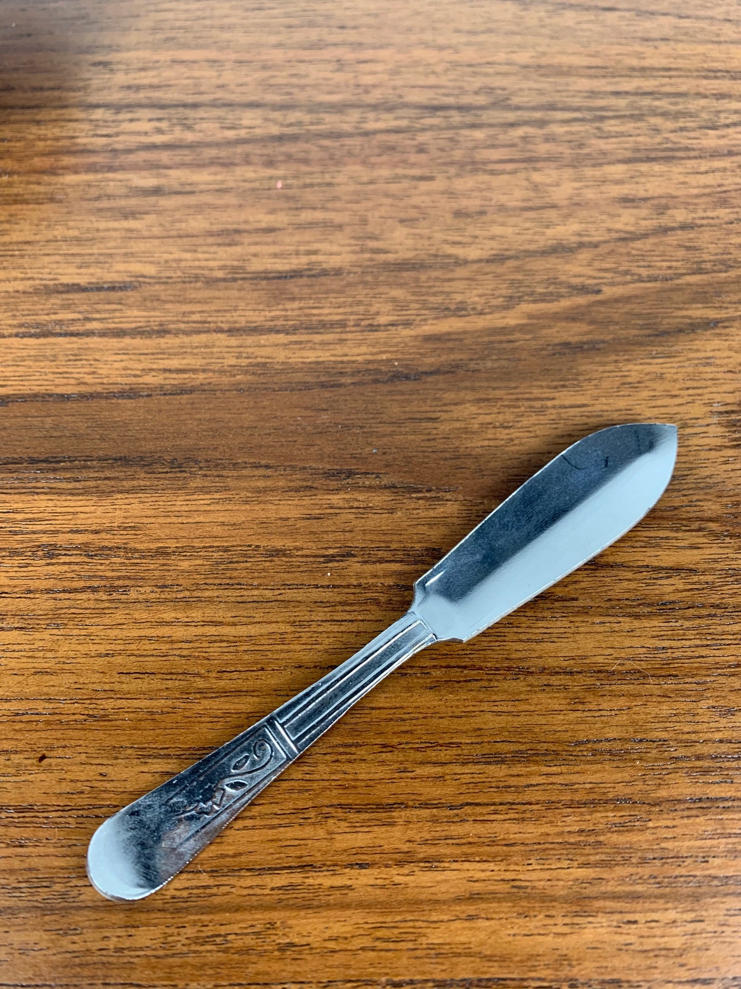 Beurrier coquillage avec couteau vintage, métal argenté et insert blanc
