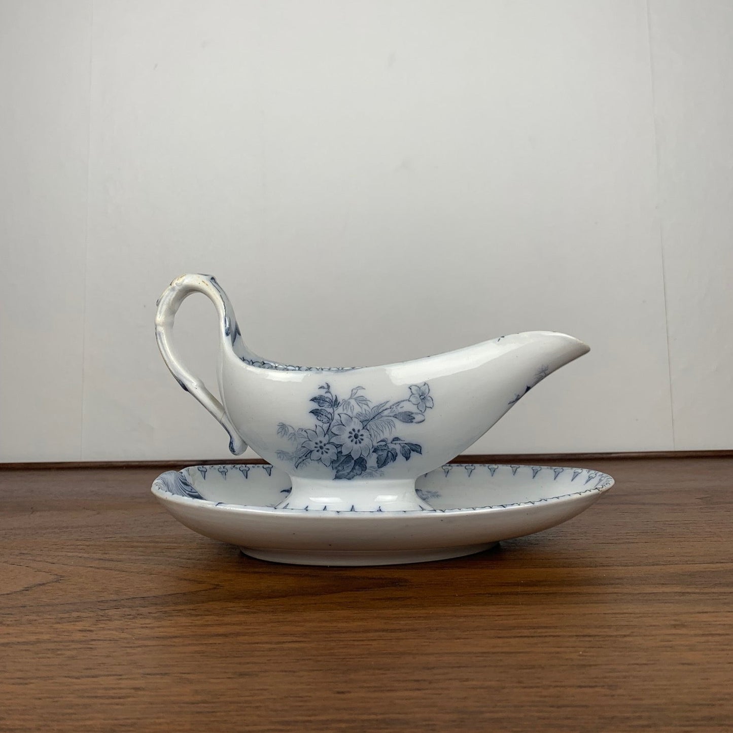 Sarreguemines U&C Flore model sauceboat, 19th century.