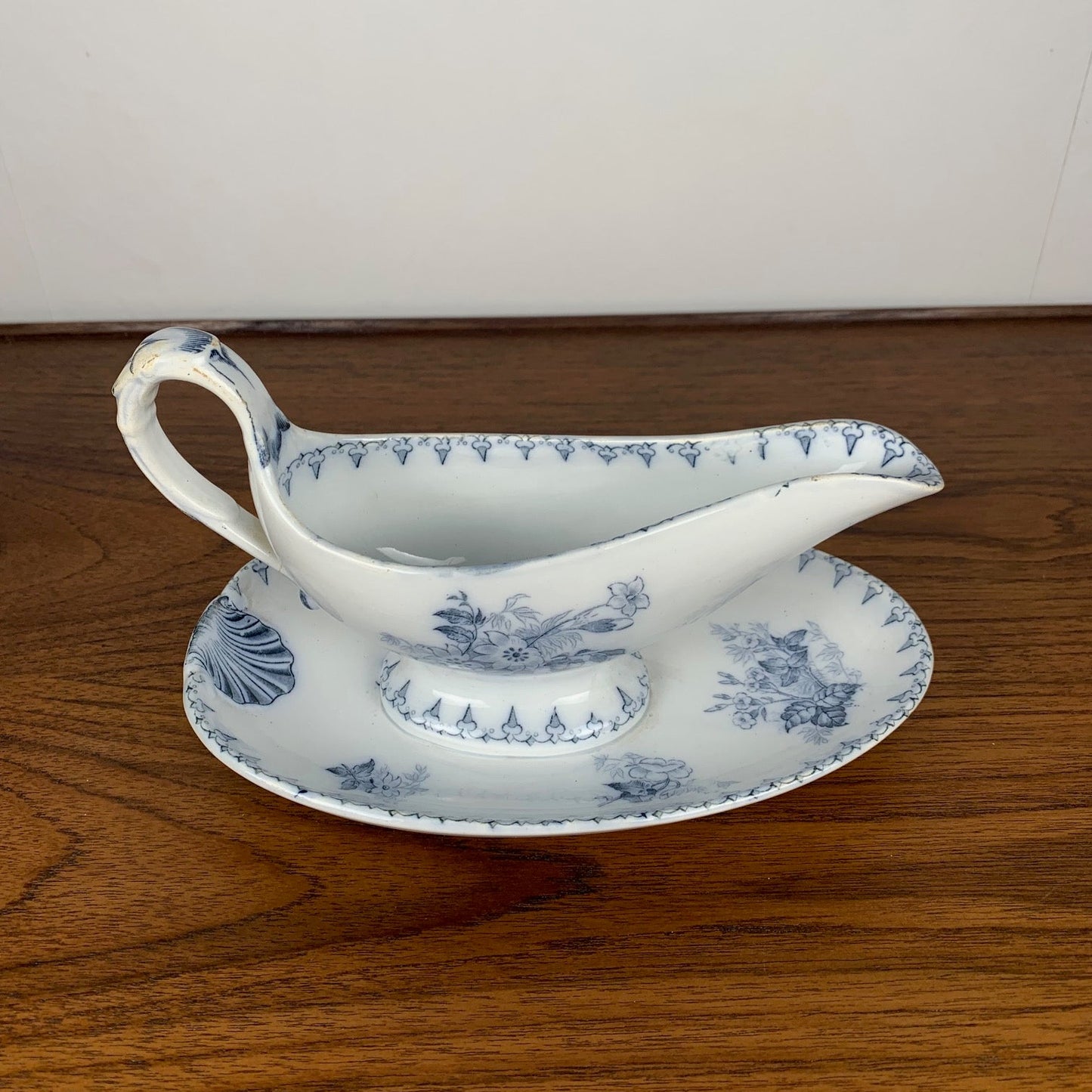 Sarreguemines U&C Flore model sauceboat, 19th century.
