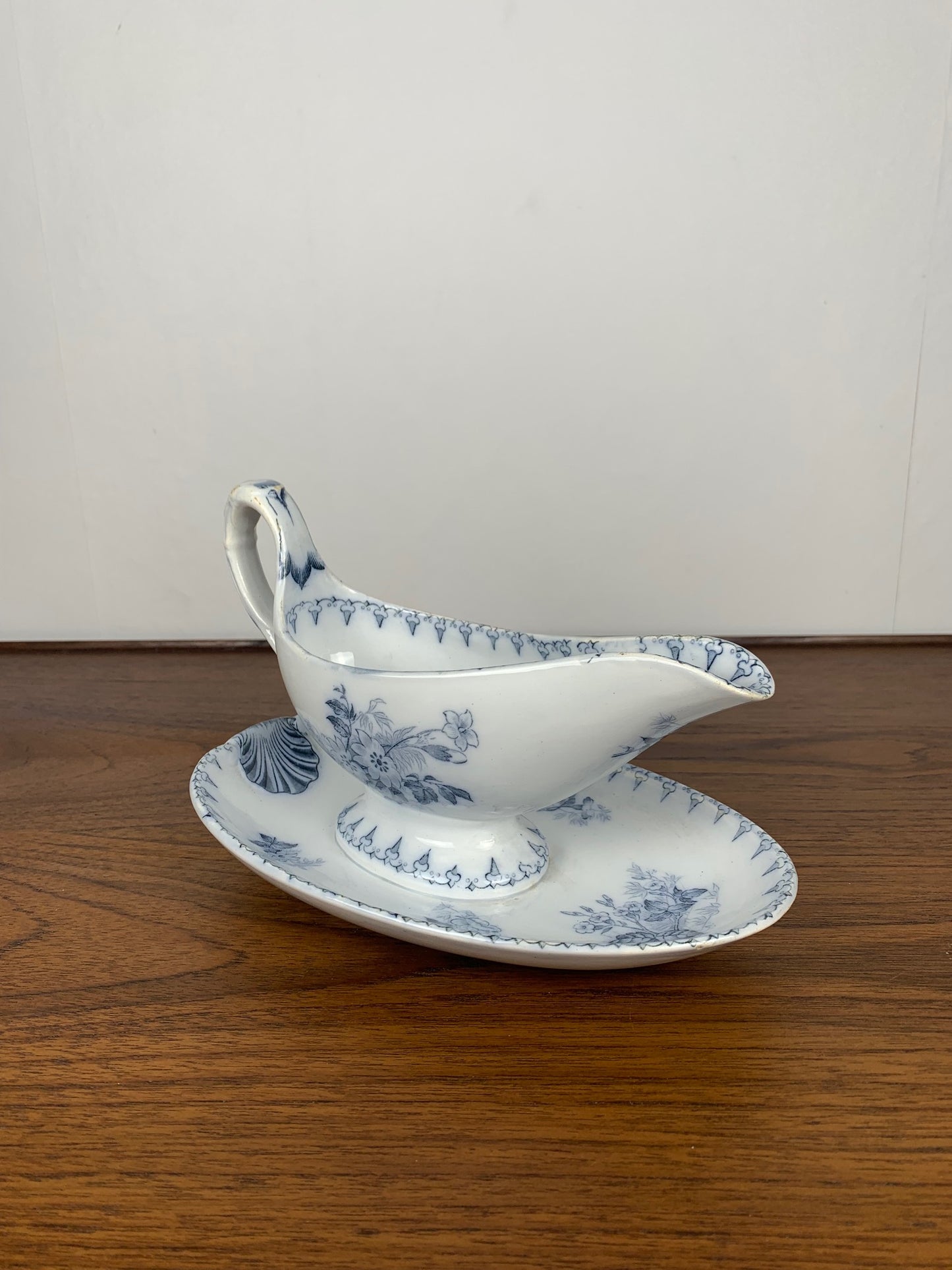 Sarreguemines U&C Flore model sauceboat, 19th century.
