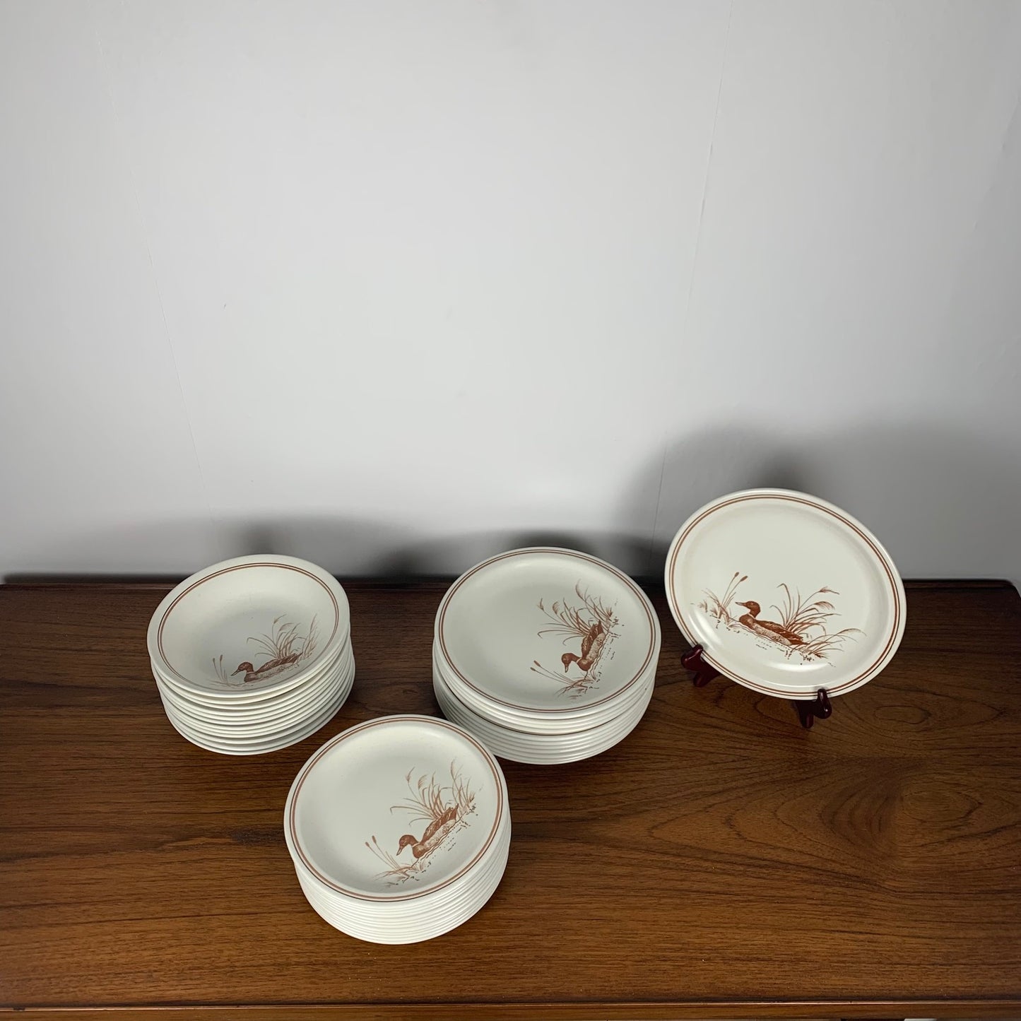 Lot d’Assiettes Vintage Churchill England – Motif Canard & Liseré Rouge/Brun, 1980/90