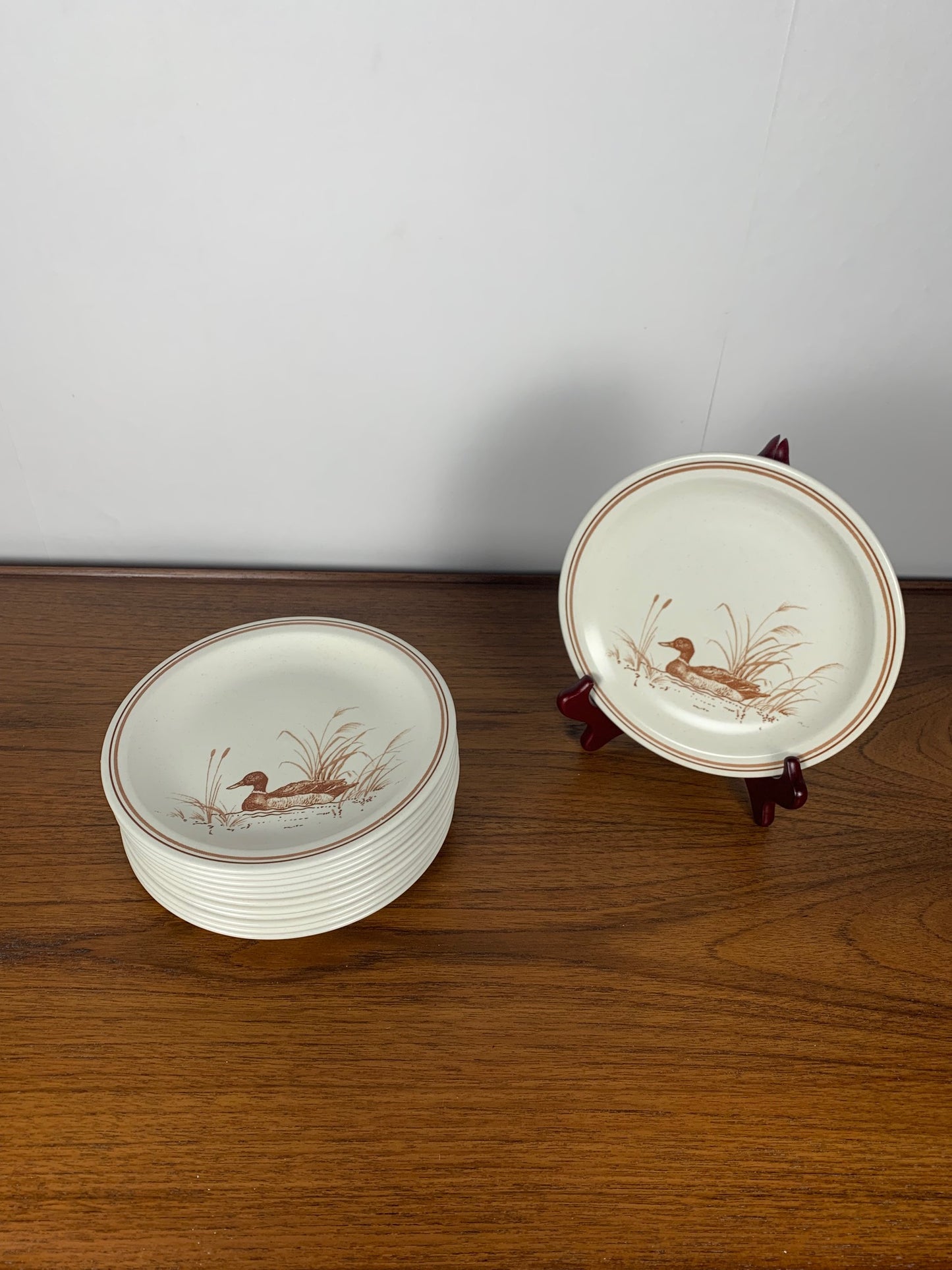 Lot d’Assiettes Vintage Churchill England – Motif Canard & Liseré Rouge/Brun, 1980/90