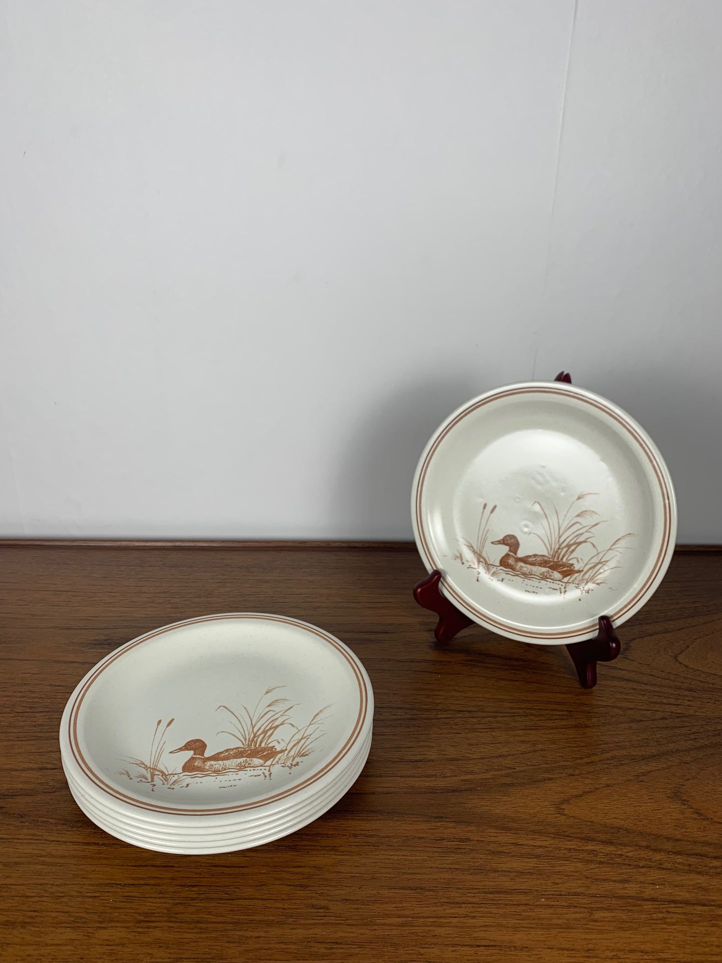 Lot d’Assiettes Vintage Churchill England – Motif Canard & Liseré Rouge/Brun, 1980/90