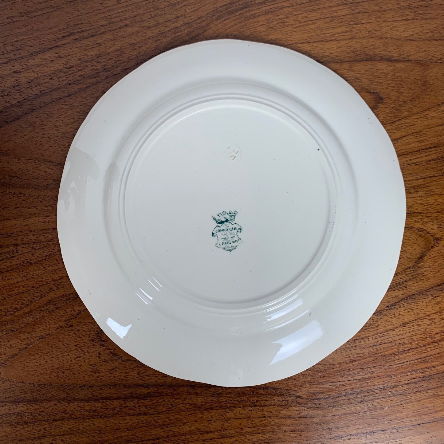 Assiettes Modèle "Compiègne" Par la manufacture de Longwy, couleur vert foncé