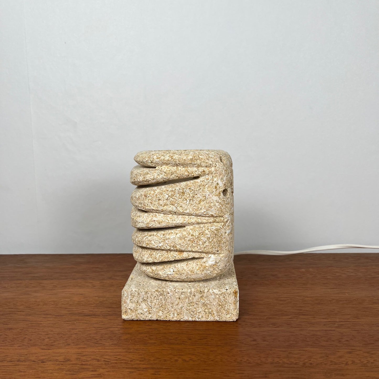 Lampe de table en pierre calcaire, 1960-70, dans le style de Gerard Esnault