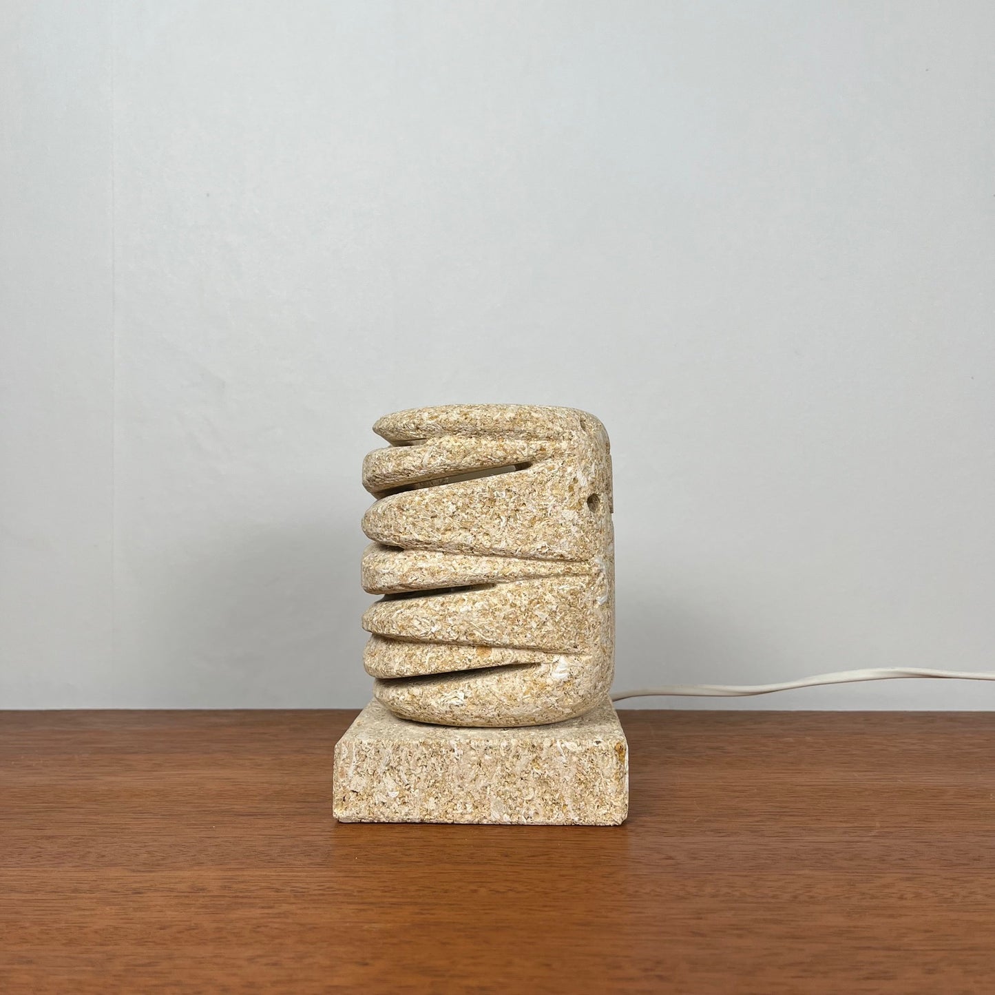 Lampe de table en pierre calcaire, 1960-70, dans le style de Gerard Esnault