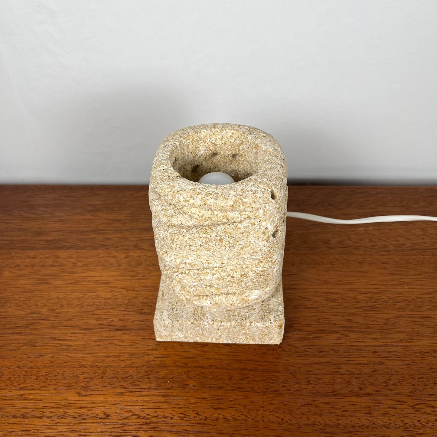 Lampe de table en pierre calcaire, 1960-70, dans le style de Gerard Esnault