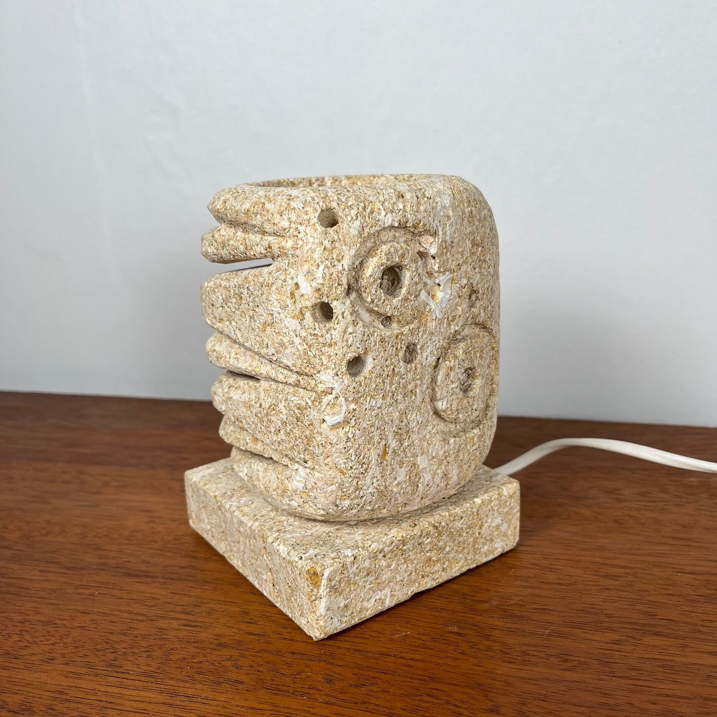 Lampe de table en pierre calcaire, 1960-70, dans le style de Gerard Esnault