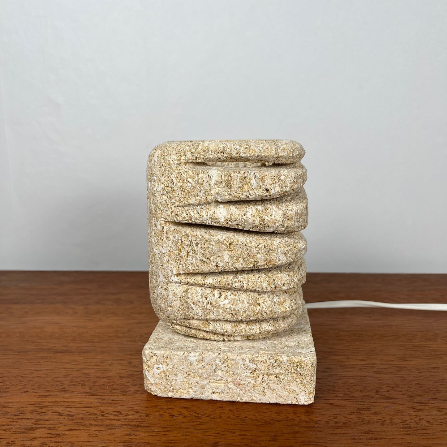 Lampe de table en pierre calcaire, 1960-70, dans le style de Gerard Esnault