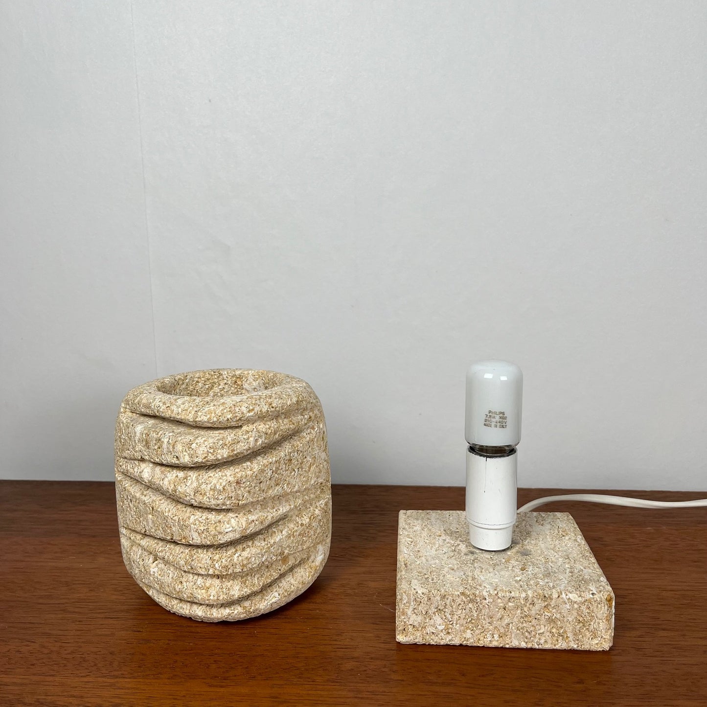 Lampe de table en pierre calcaire, 1960-70, dans le style de Gerard Esnault