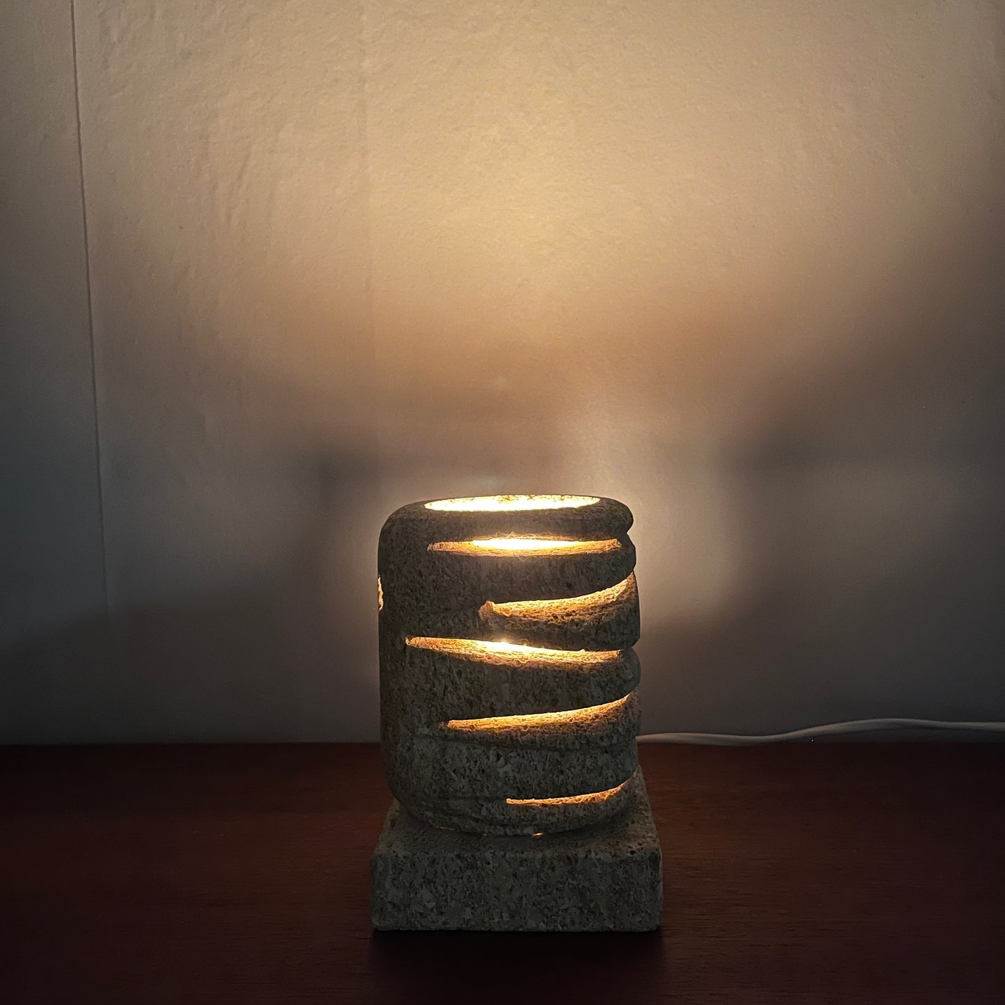 Lampe de table en pierre calcaire, 1960-70, dans le style de Gerard Esnault