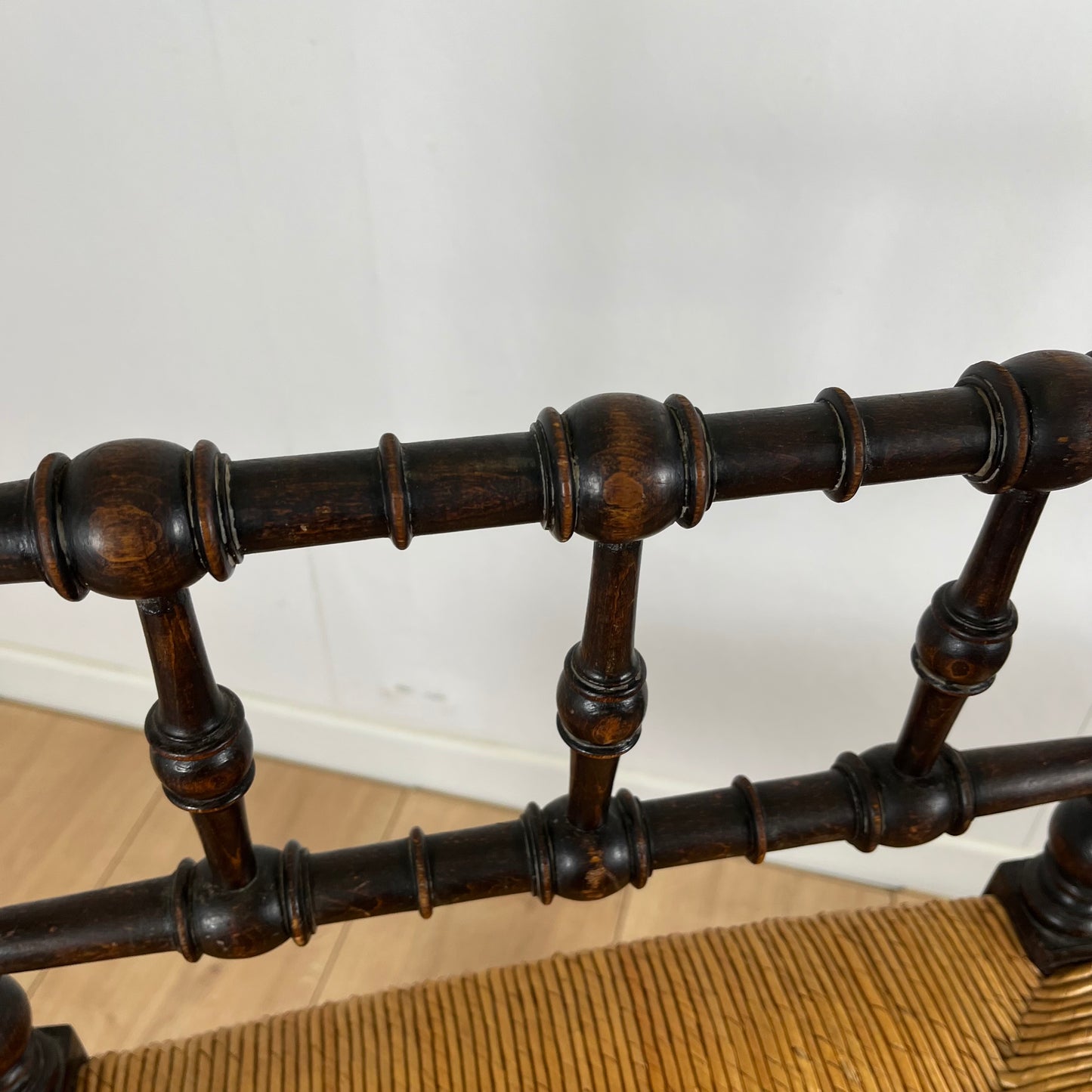 Chaise d'angle en bois sculpté et paille fin XIXème s.