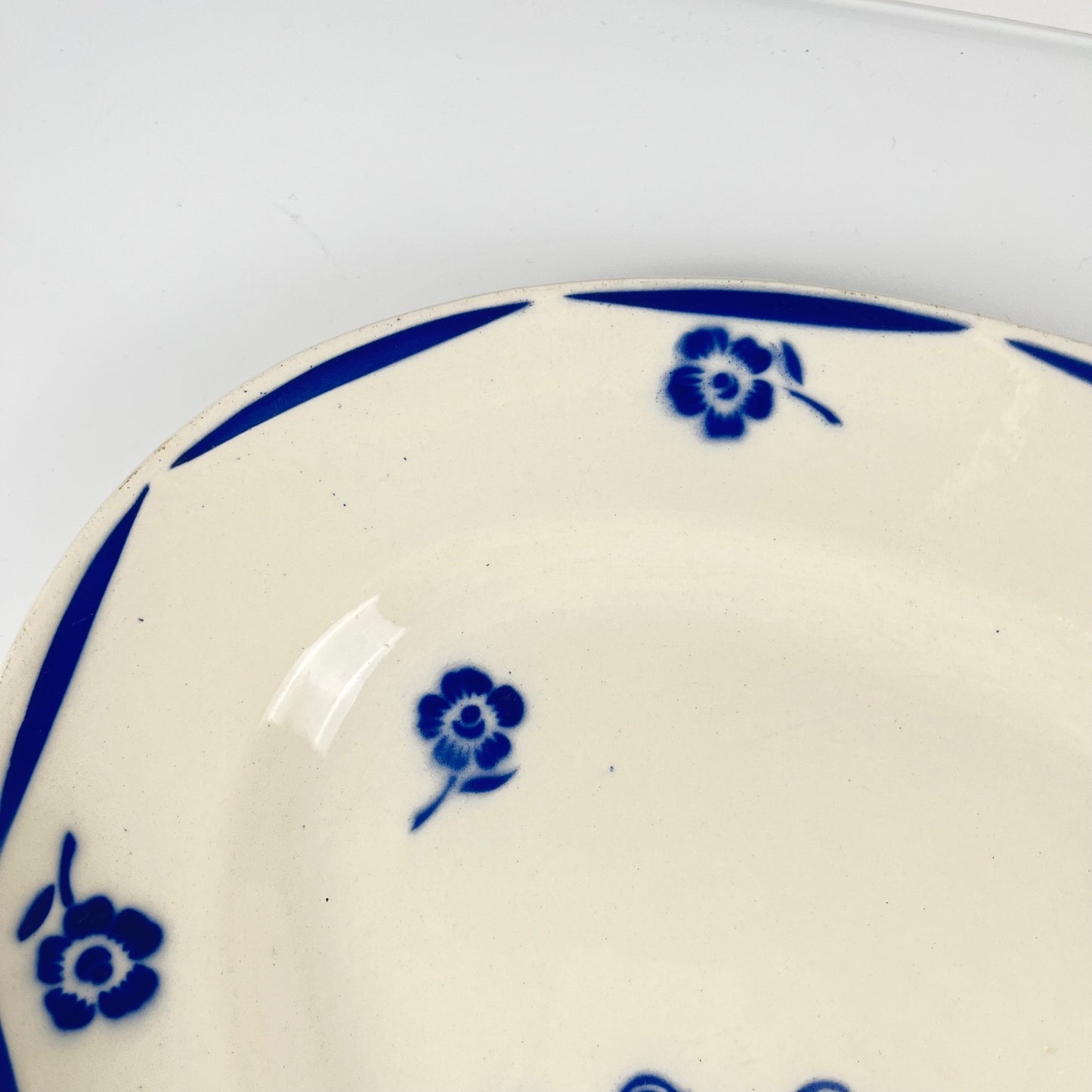 Plat ovale Demi-porcelaine Badonviller, motif fleurs bleu, début XXe