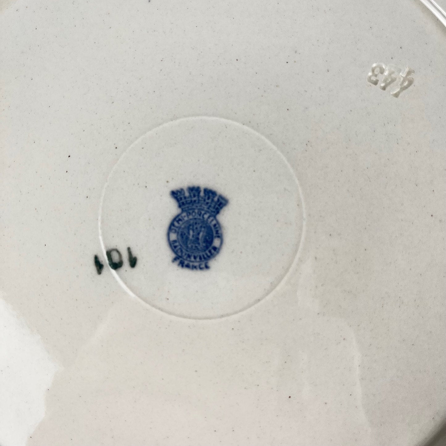 Saladier bas Demi-porcelaine Badonviller, motif fleurs bleu, début XXe