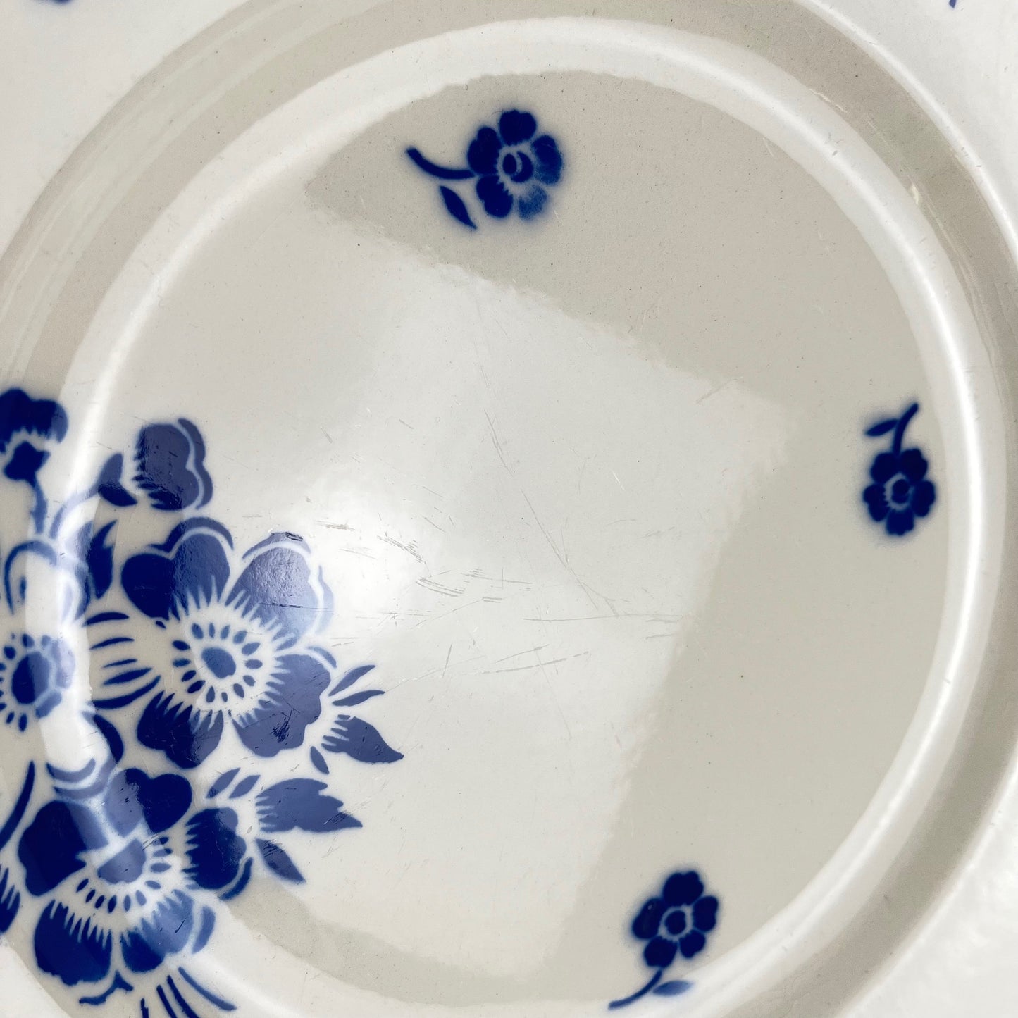 Plat à gateau Demi-porcelaine Badonviller, motif fleurs bleu, début XXe