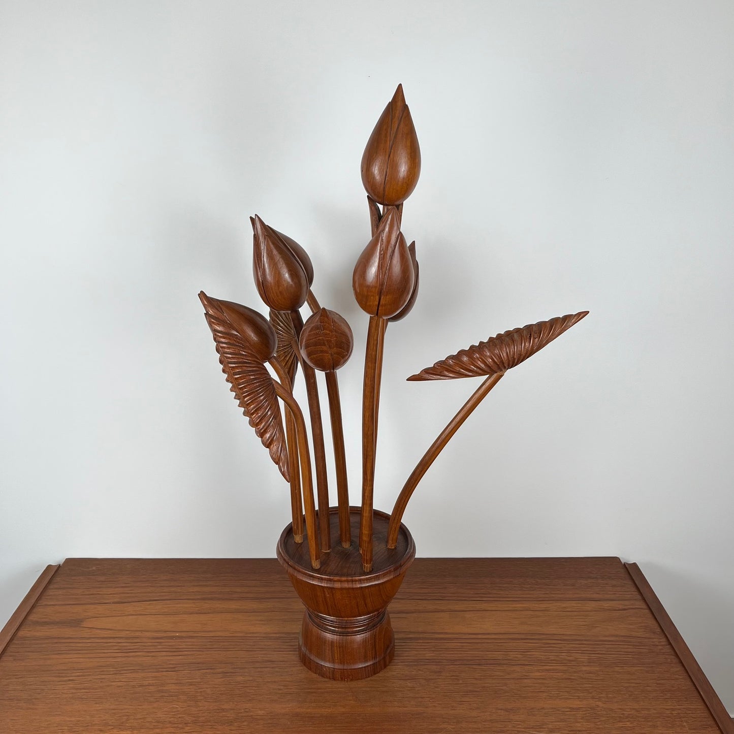Sculpture florale en bois sculpté – Bouquet modulable vintage (années 70)