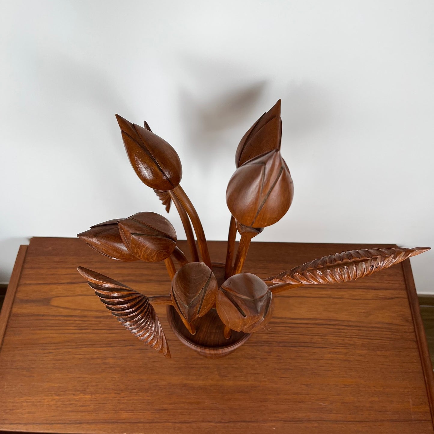 Sculpture florale en bois sculpté – Bouquet modulable vintage (années 70)