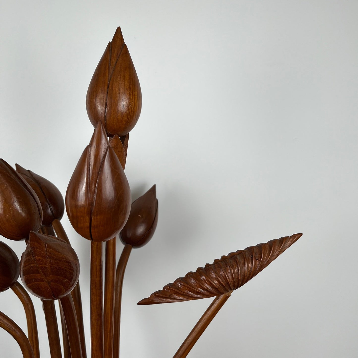 Sculpture florale en bois sculpté – Bouquet modulable vintage (années 70)