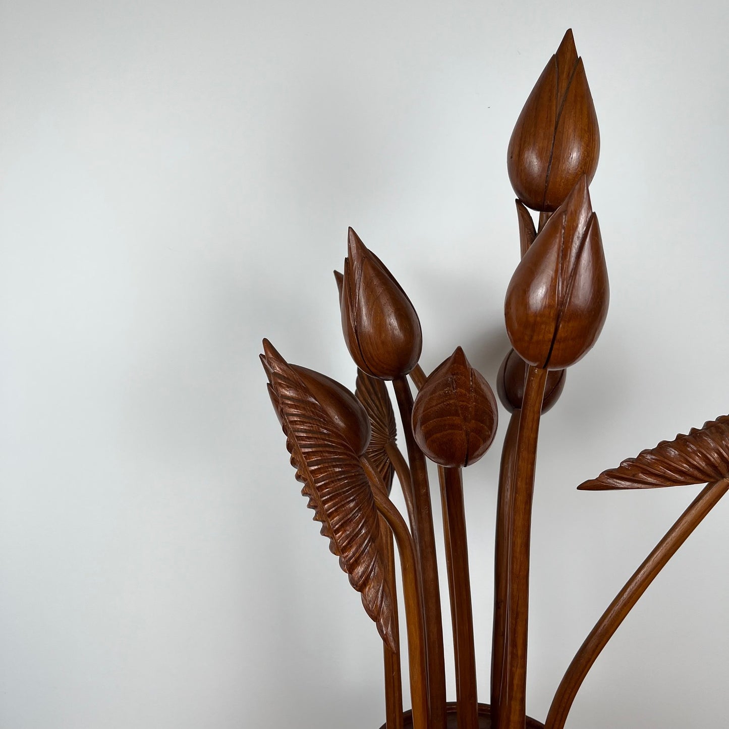 Sculpture florale en bois sculpté – Bouquet modulable vintage (années 70)