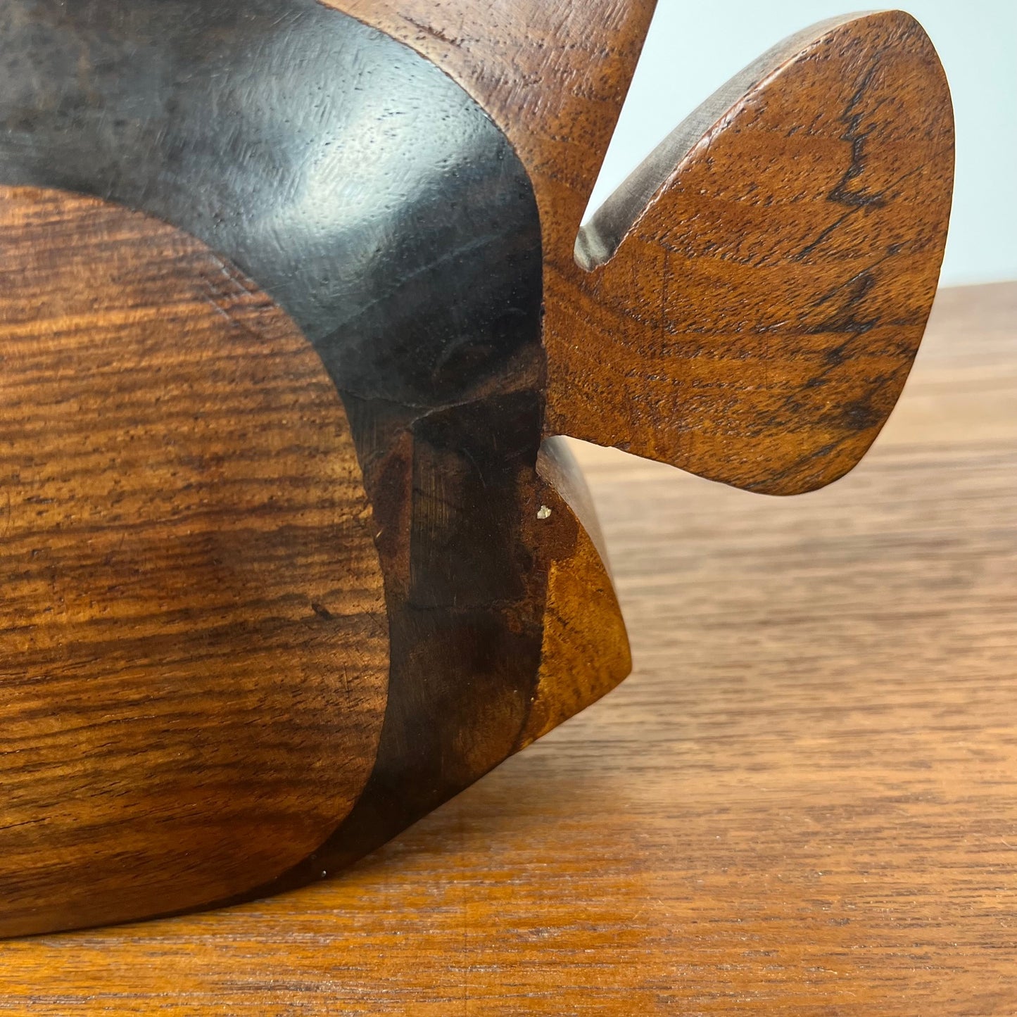 Statue de poisson en bois exotique, midcentury modern