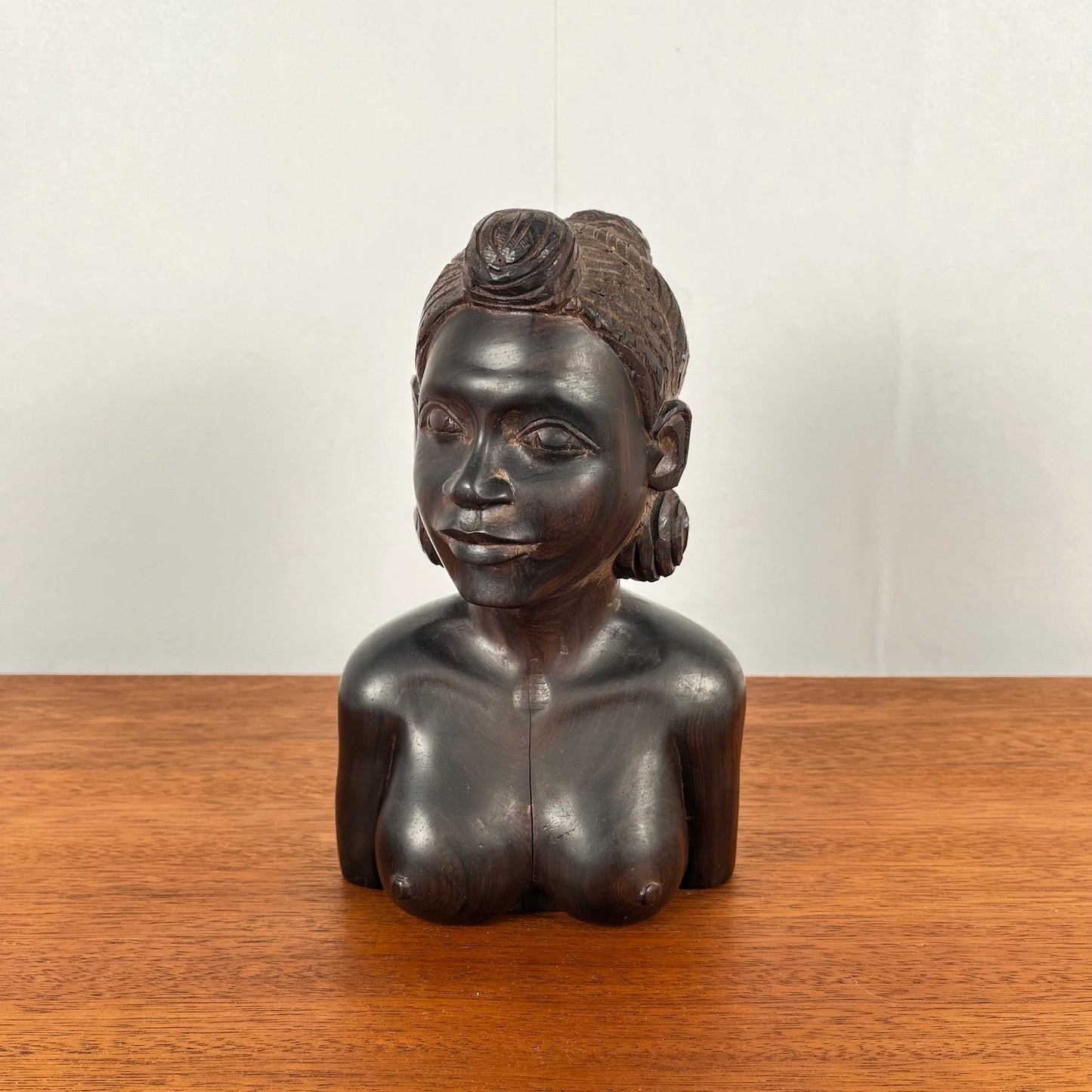 Buste féminin sculpté à la main en bois noir — art tribal vintage