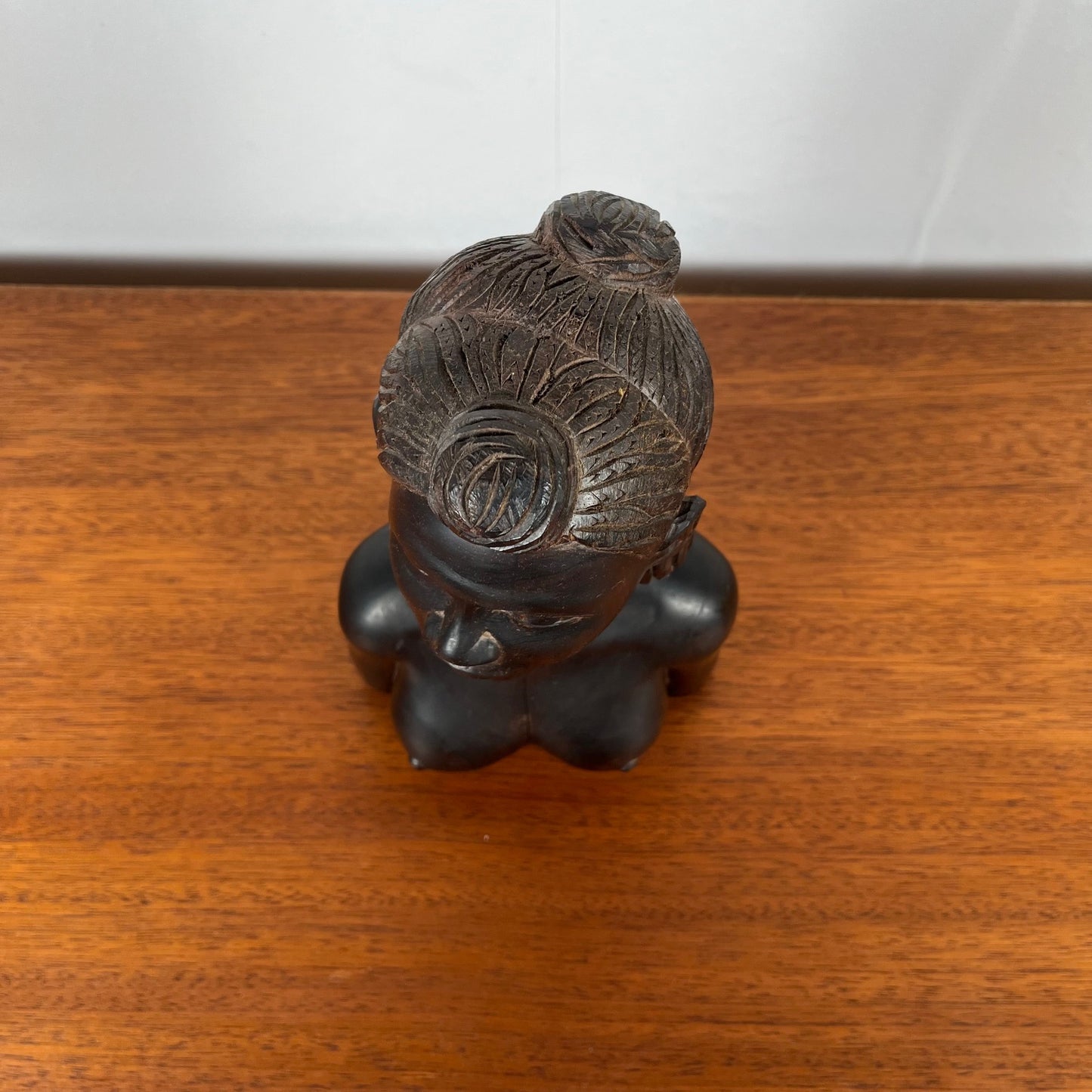 Buste féminin sculpté à la main en bois noir — art tribal vintage