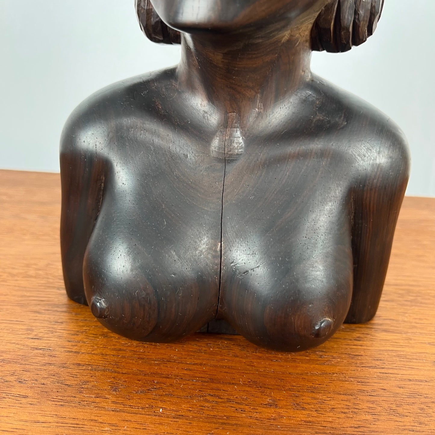 Buste féminin sculpté à la main en bois noir — art tribal vintage