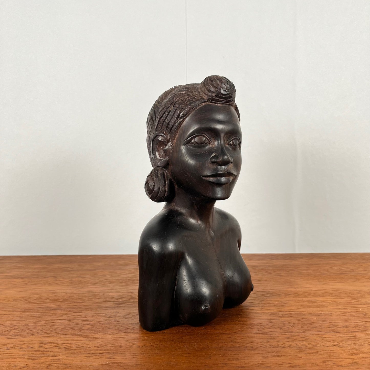 Buste féminin sculpté à la main en bois noir — art tribal vintage