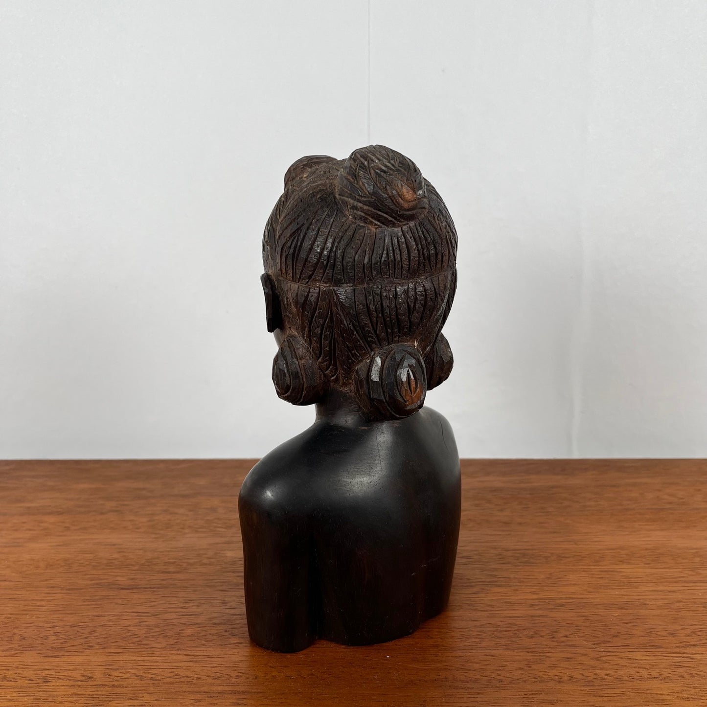 Buste féminin sculpté à la main en bois noir — art tribal vintage