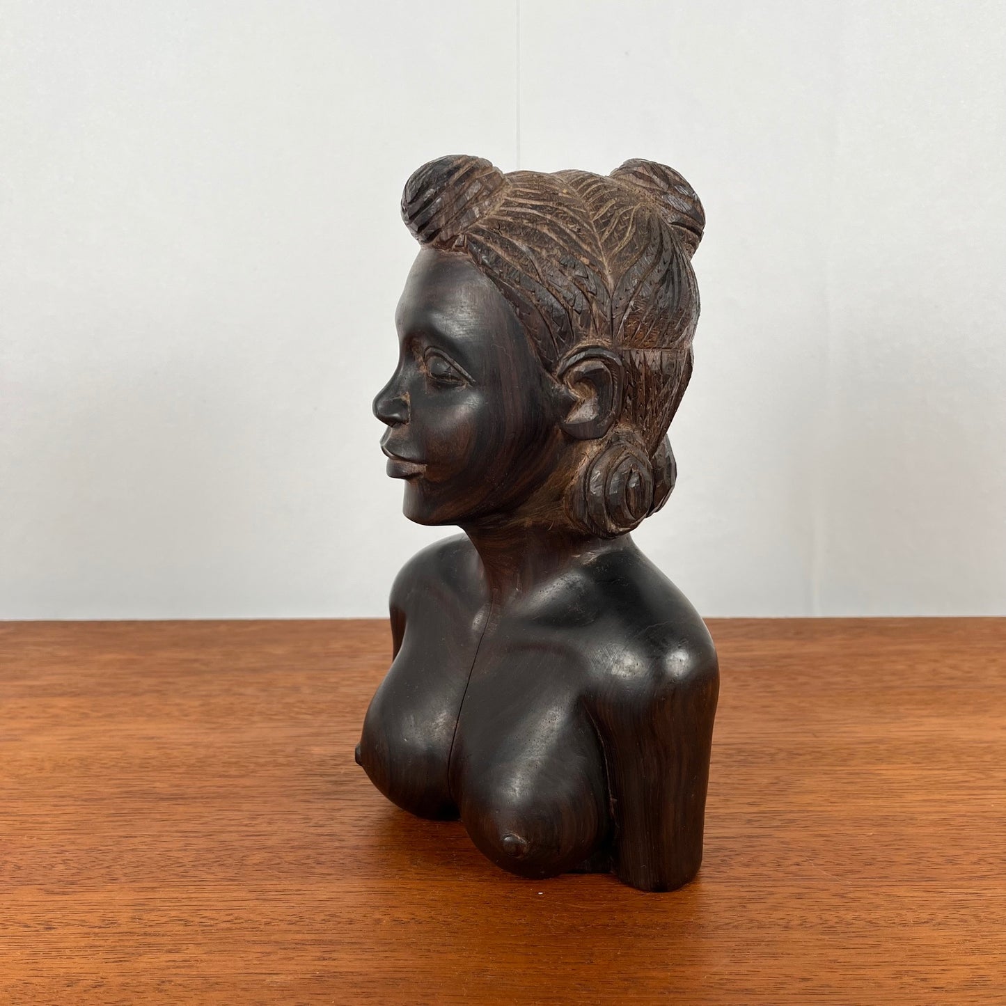 Buste féminin sculpté à la main en bois noir — art tribal vintage